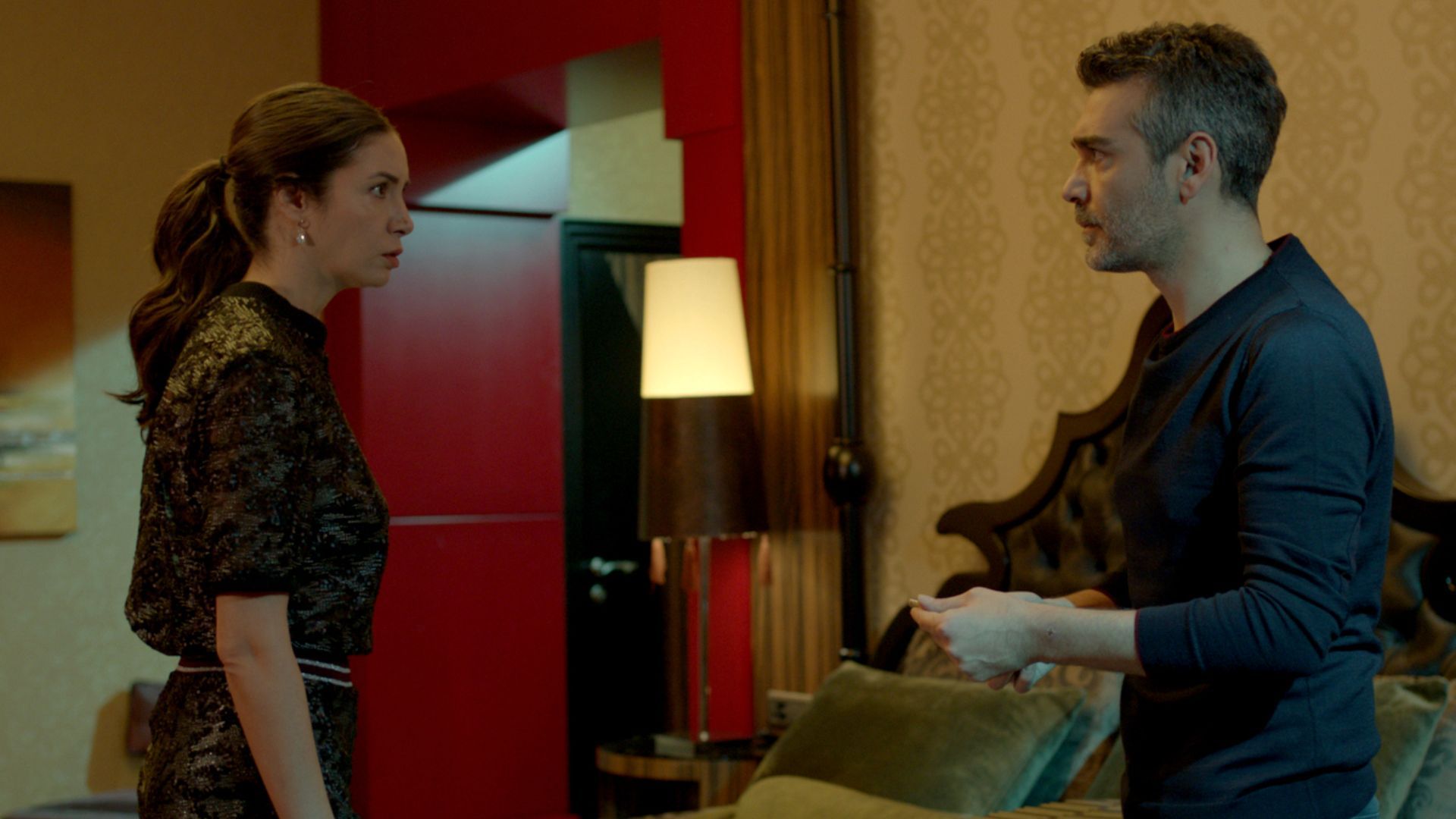 Ahu Yagtu (Piril) e Caner Cindoruk (Sarp Cesmeli) in una scena de La forza di una donna 2