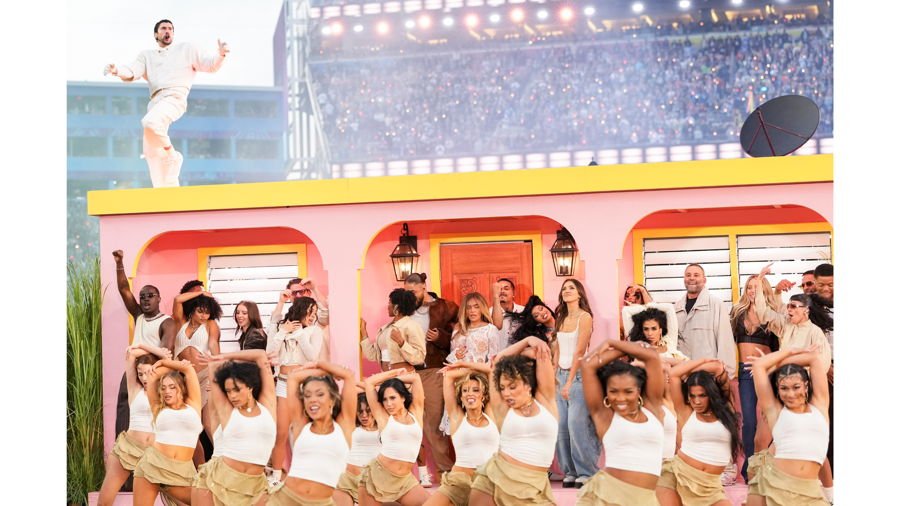 Bad Bunny canta sul tetto de La Casita durante la sua performance all'Halfitme Show del Super Bowl 2026. (Crediti: Getty)