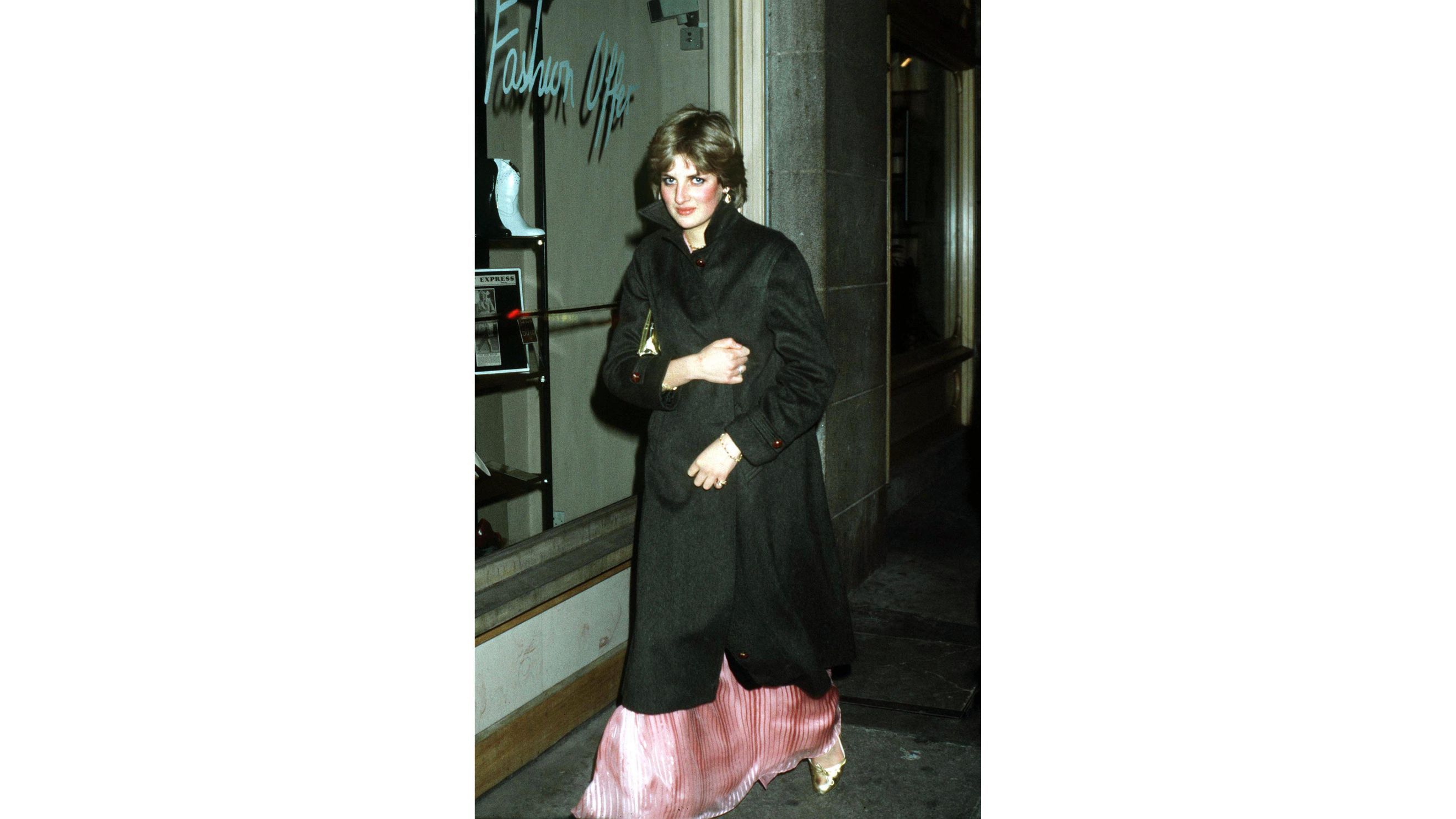 Lady Diana Spencer lascia l'Hotel Ritz di Londra dopo aver partecipato alla festa per il 50º compleanno della principessa Margaret, novembre 1980. Questa è una delle prime foto scattate a lei mentre cominciavano a circolare le voci sulla sua storia d’amore con il principe Carlo - Credits: Getty Images