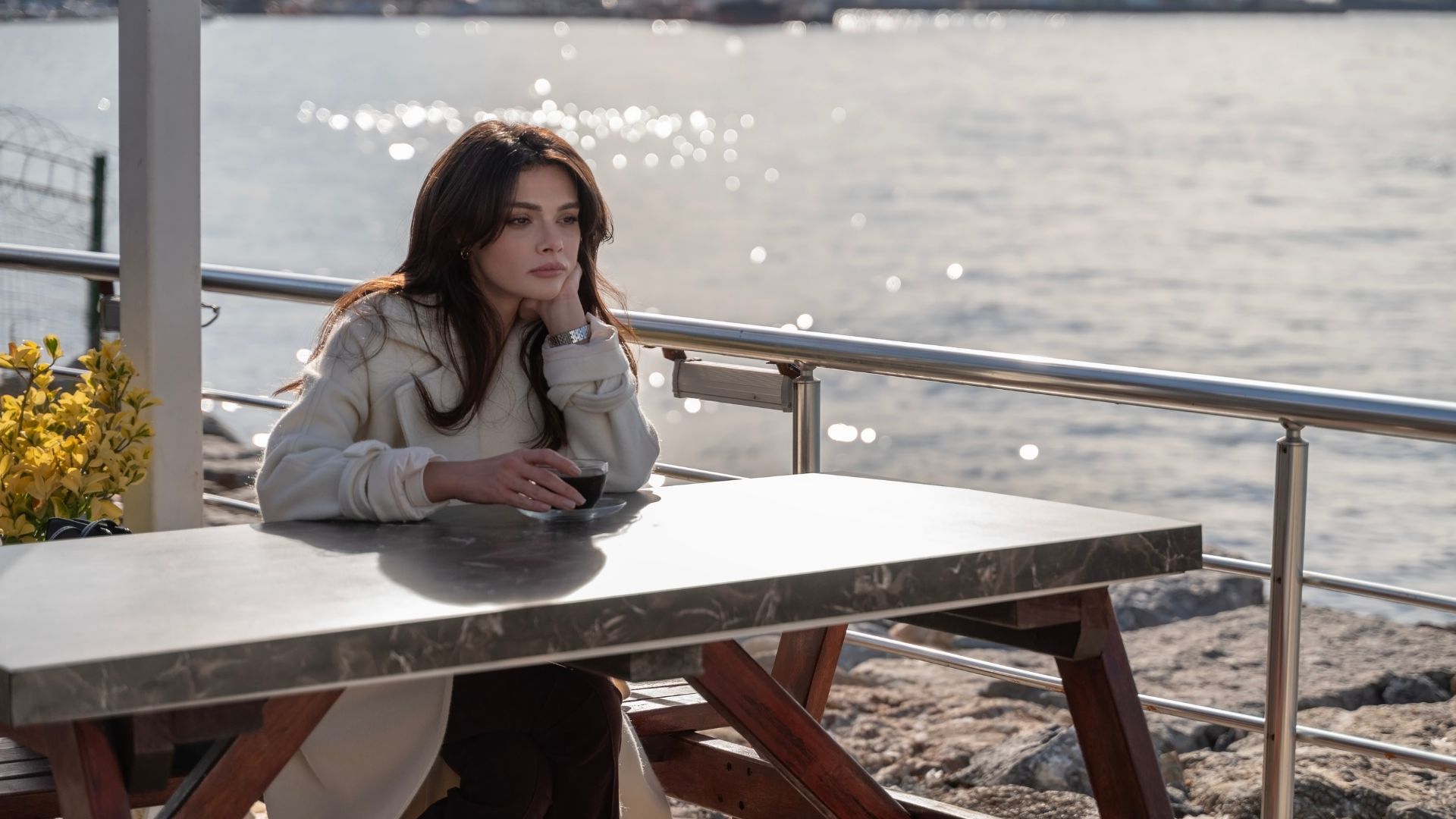 Sinem Unsal (Alya) in una scena di Far away
