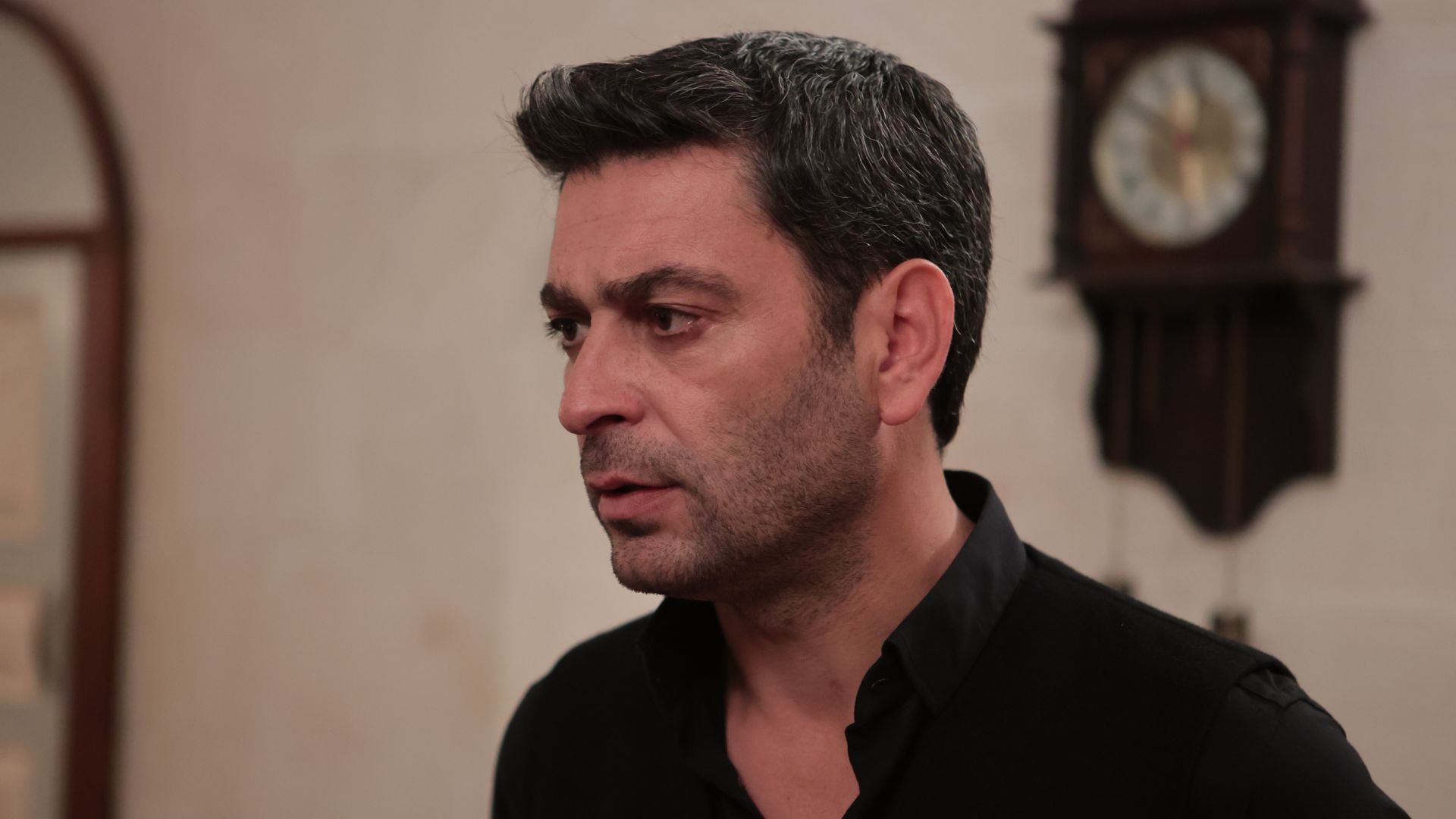 Ozan Akbaba (Cihan) in una scena di Far away