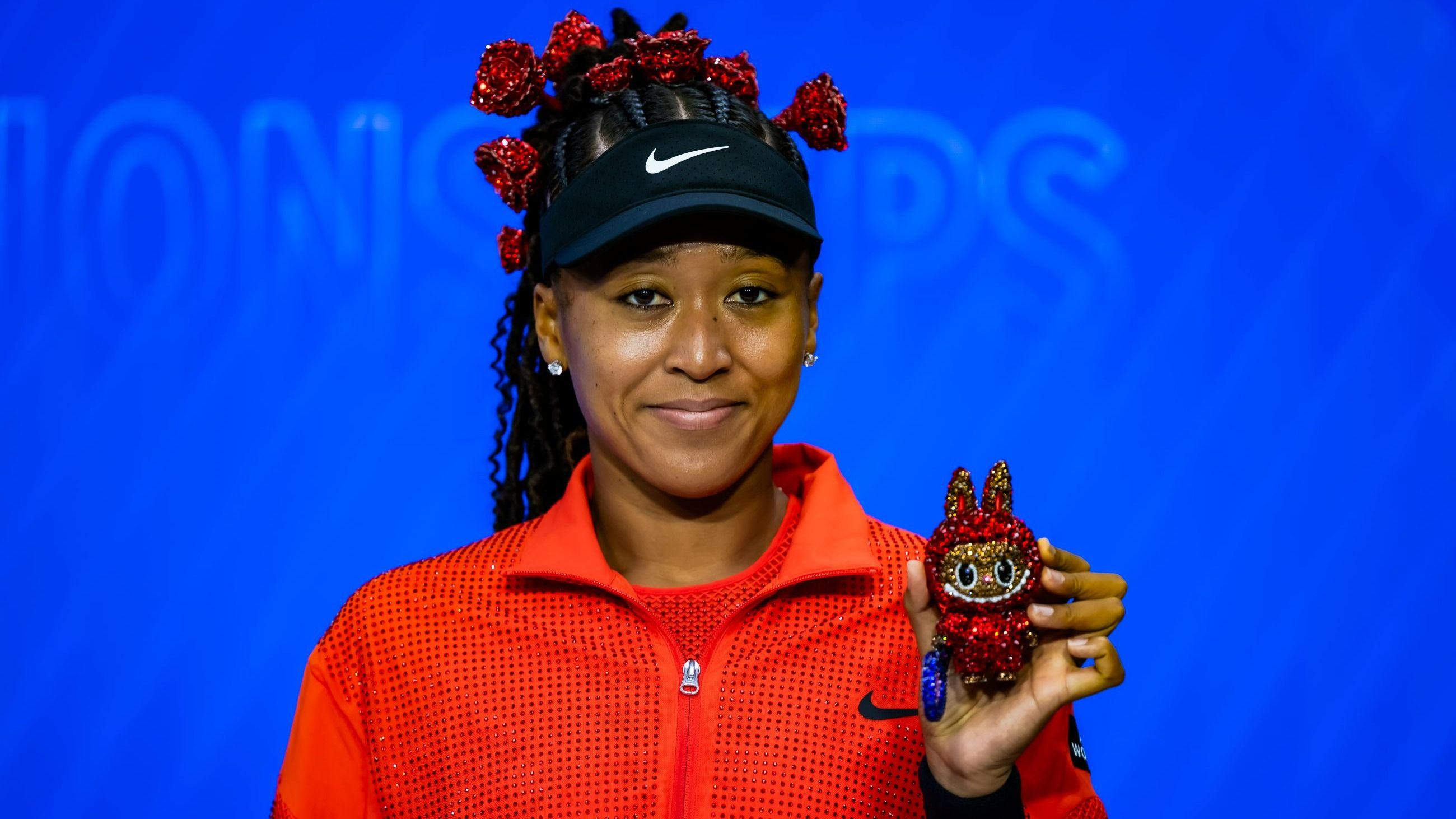 Naomi Osaka del Giappone posa per una foto con il suo Labubu dopo aver sconfitto la belga Greet Minnen al primo turno, nella terza giornata degli US Open, presso l’USTA Billie Jean King National Tennis Center, il 26 agosto 2025, a New York City - Credits: Getty Images