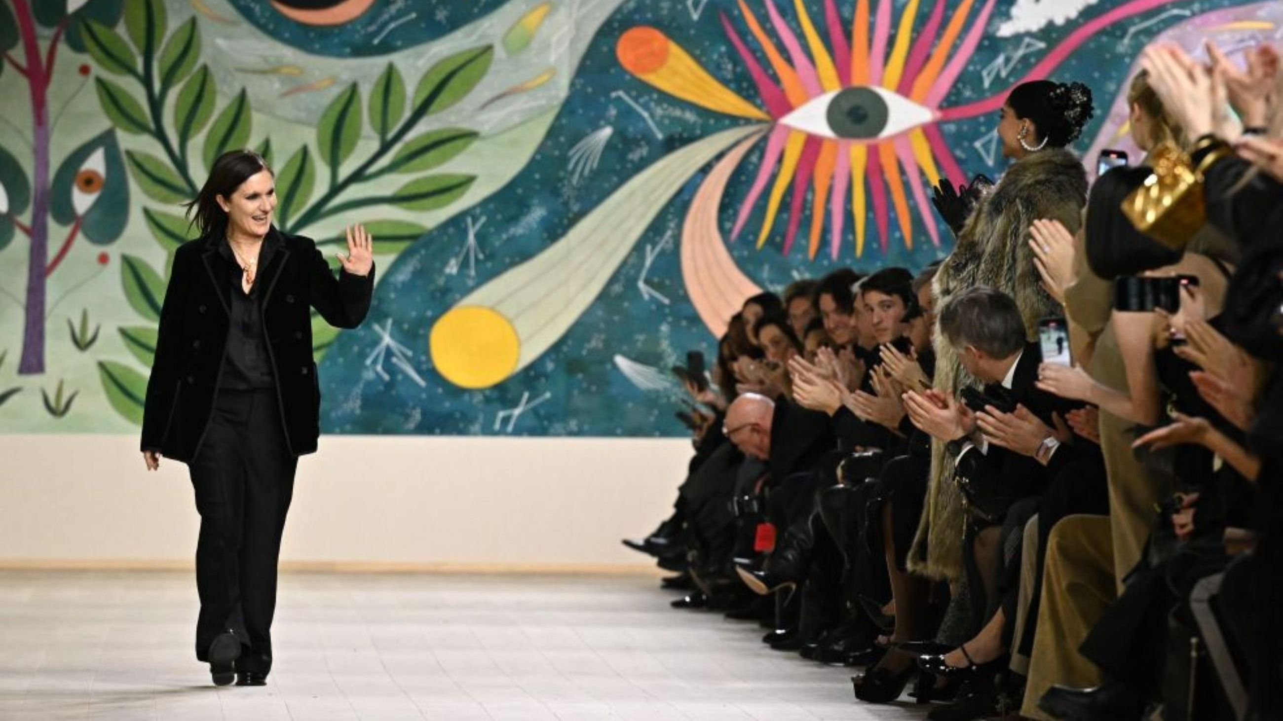 Maria Grazia Chiuri saluta il pubblico sulla sua ultima passerella per Dior - Credits Getty Images
