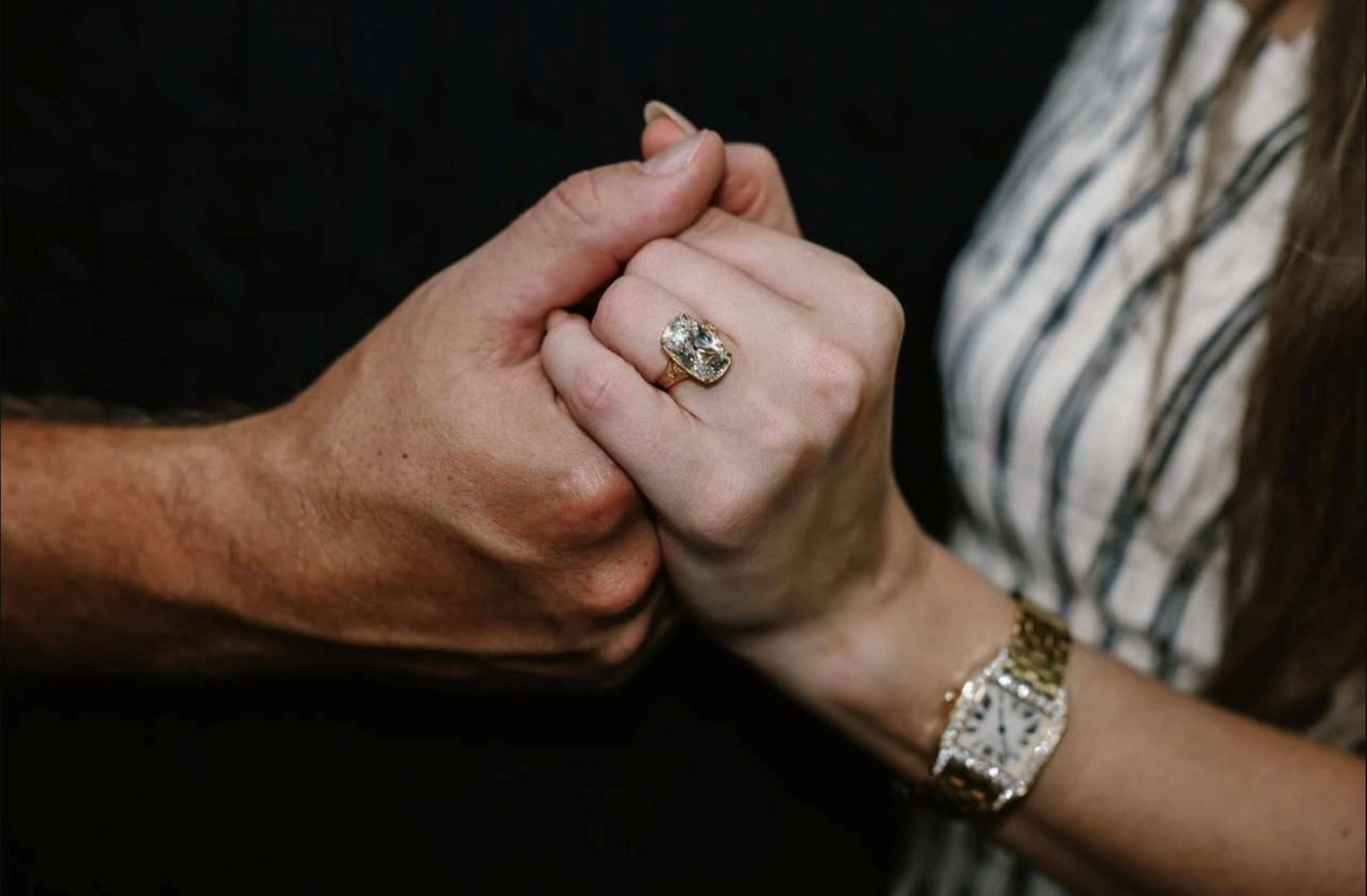 L'anello di fidanzamento donato da Travis Kelce a Taylor Swift, da 5 carati e realizzato in stile Old Mine Cut
Credit: Dal profilo Instagram di Taylor Swift