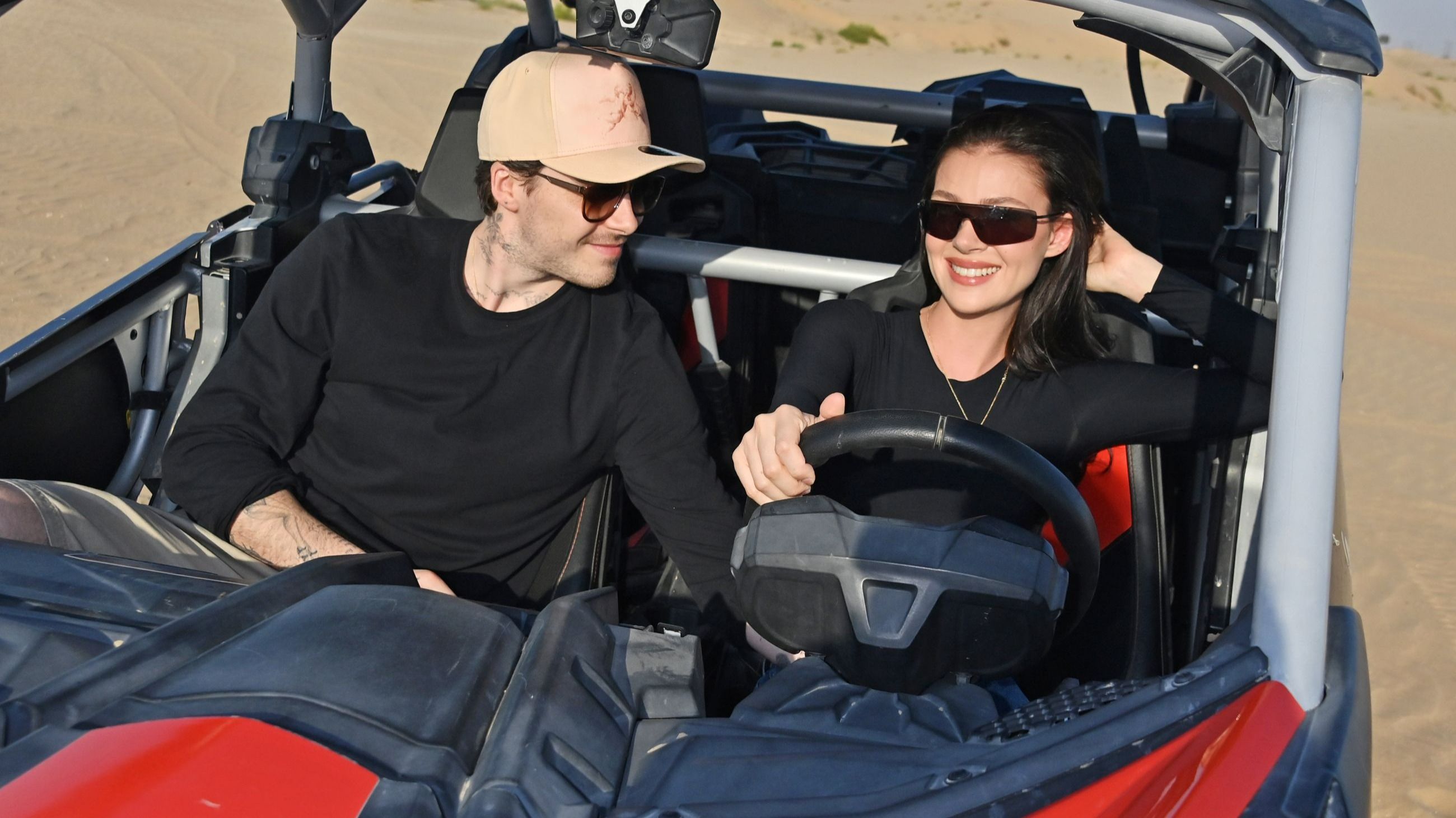 Brooklyn Beckham e Nicola Peltz si avventurano tra le sabbie di Abu Dhabi con un safari nel deserto, aggiungendo emozione alla loro fuga romantica, il 7 dicembre 2024 ad Abu Dhabi, Emirati Arabi Uniti - Credits: Getty Images