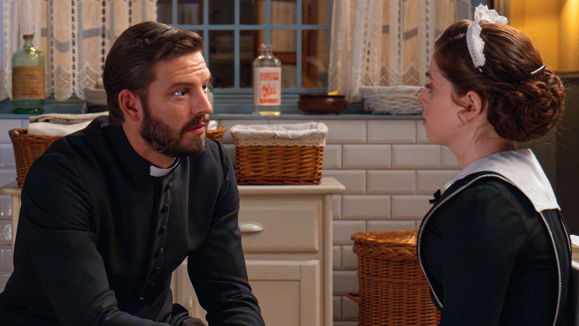 Daniel Schroeder (Padre Samuel) e Sara Molina (Maria) in una scena de La promessa