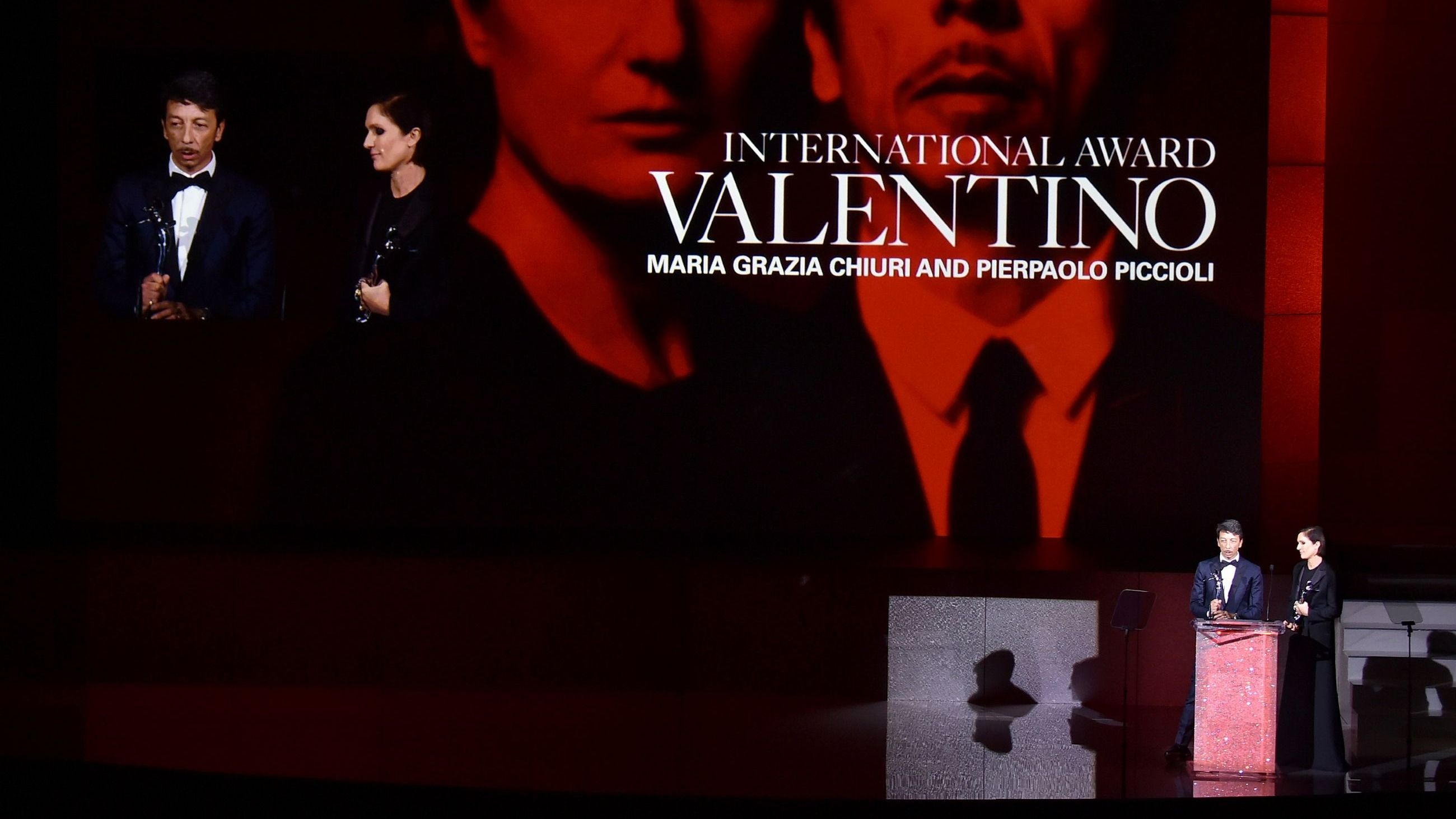 Pierpaolo Piccioli e Maria Grazia Chiuri vengono premiati ai CFDA Fashion Awards nel 2015 a New York - Credits Getty Images