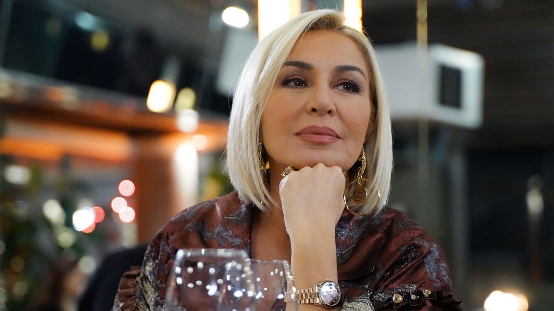 Gülenay Kalkan (Feride) in una scena di Forbidden Fruit