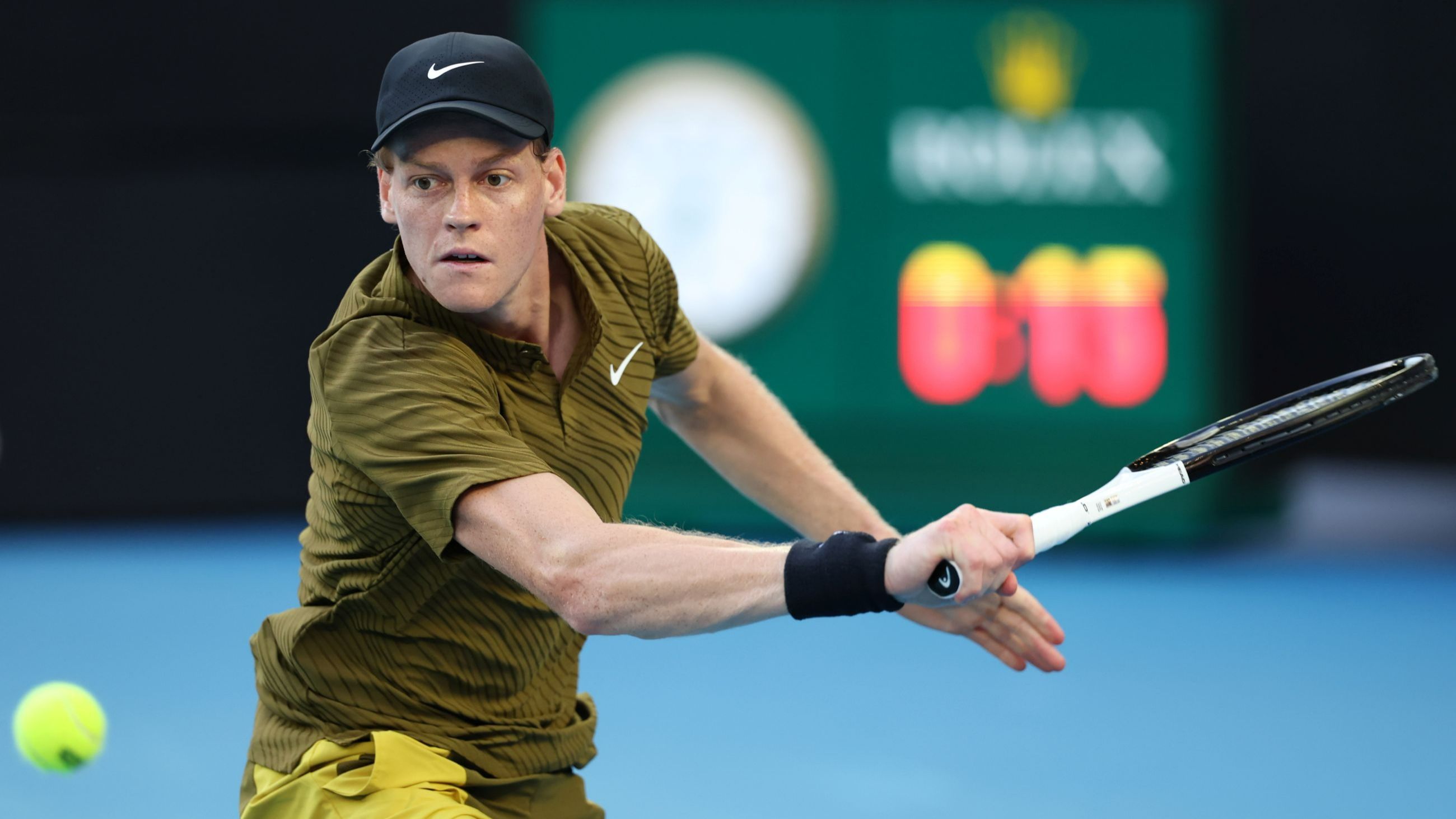 Jannik Sinner gioca contro il francese Hugo Gaston nel primo turno del singolare maschile durante il terzo giorno degli Australian Open 2026 - Credits Getty Images 