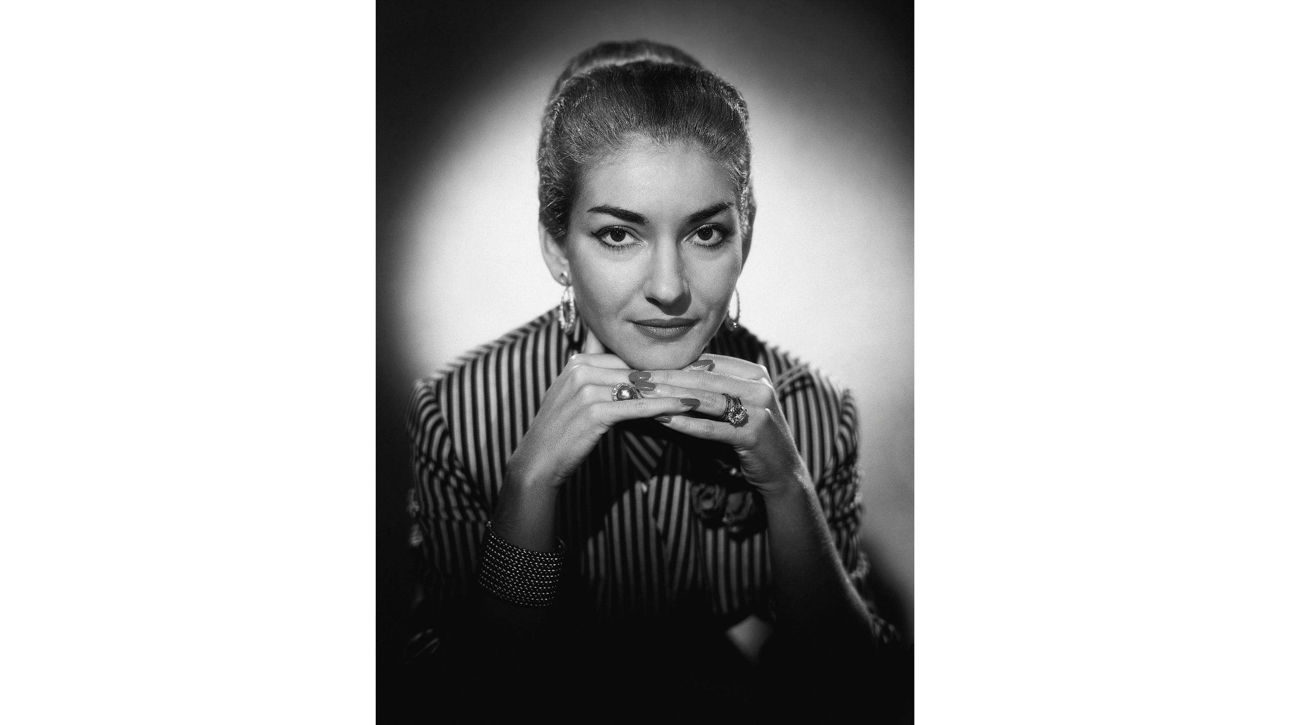 La cantante Maria Callas con le mani che brillano grazie a vistosi anelli 
Credit: Getty Images
