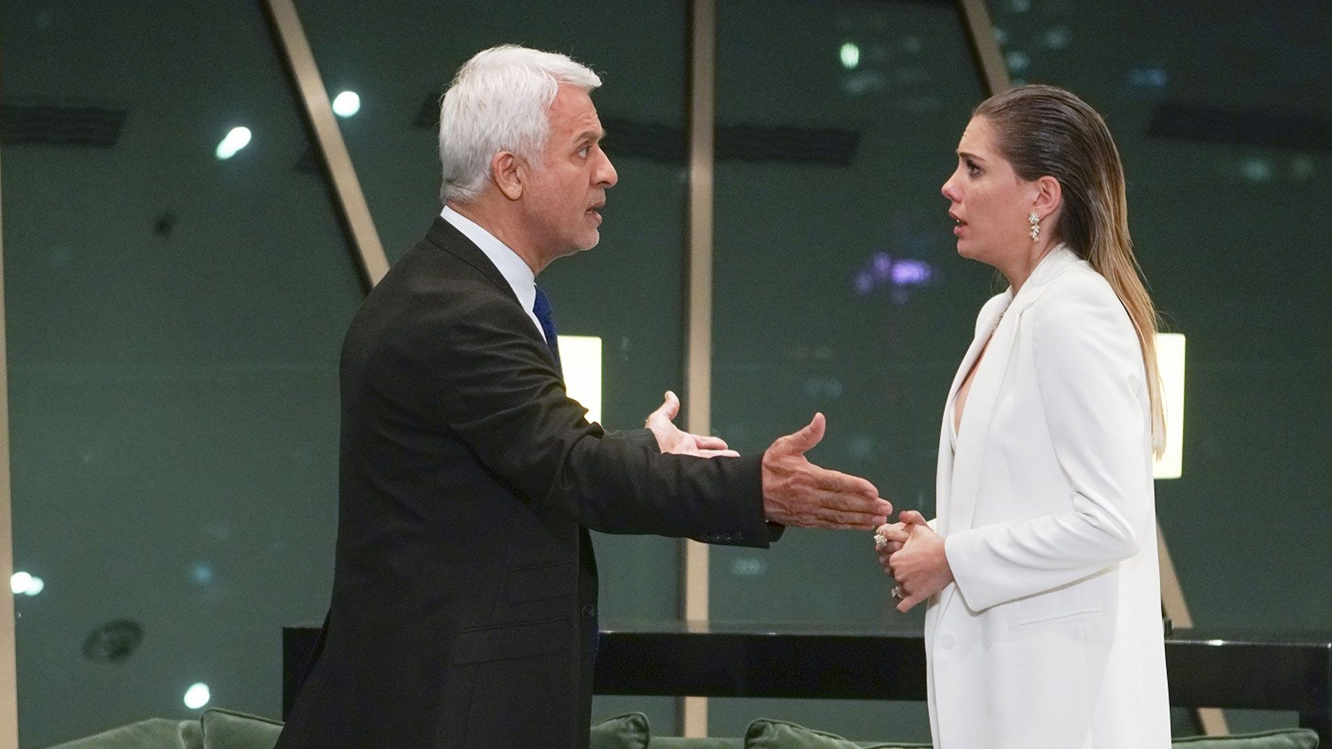 Talat Bulut (Halit Argun) e Eda Ece (Yildiz Yilmaz) in una scena di Forbidden Fruit 2