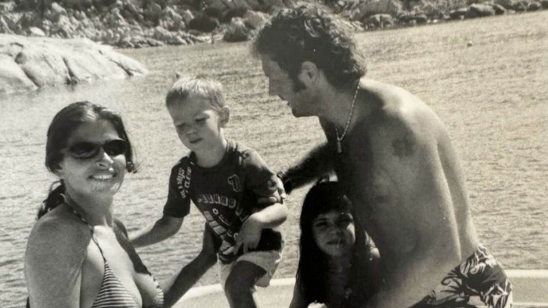 Foto storica in bianco e nero di Sinisa Mihajlovic con la moglie Arianna e i figli piccoli su una barca durante una vacanza estiva in Sardegna | Instagram: @ariannamihajlovic