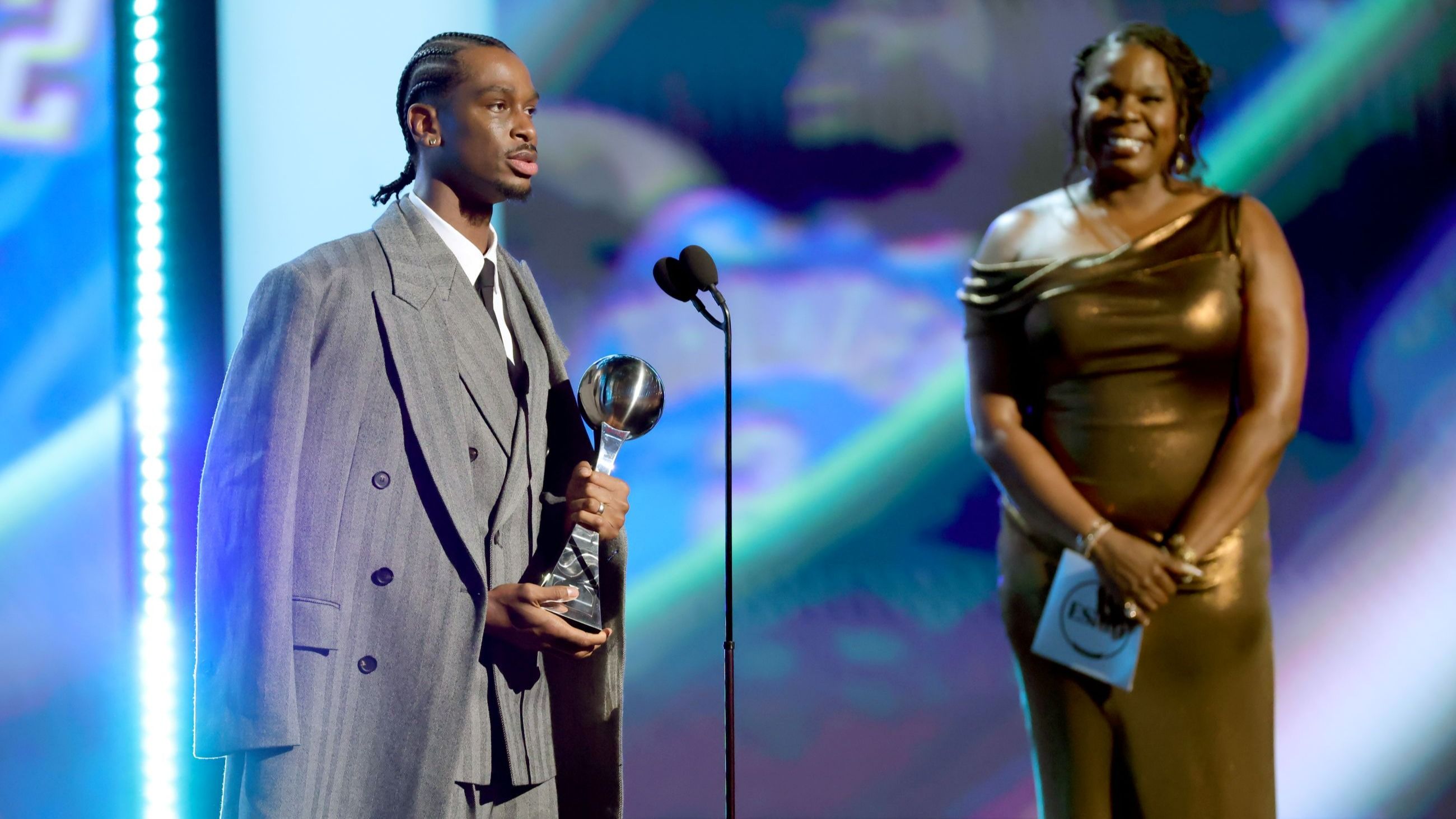 Shai Gilgeous-Alexander accetta il premio come Miglior Atleta, Sport Maschili dalle mani di Leslie Jones sul palco dei 2025 ESPY Awards al Dolby Theatre il 16 luglio 2025 a Hollywood, California - Credits: Getty Images