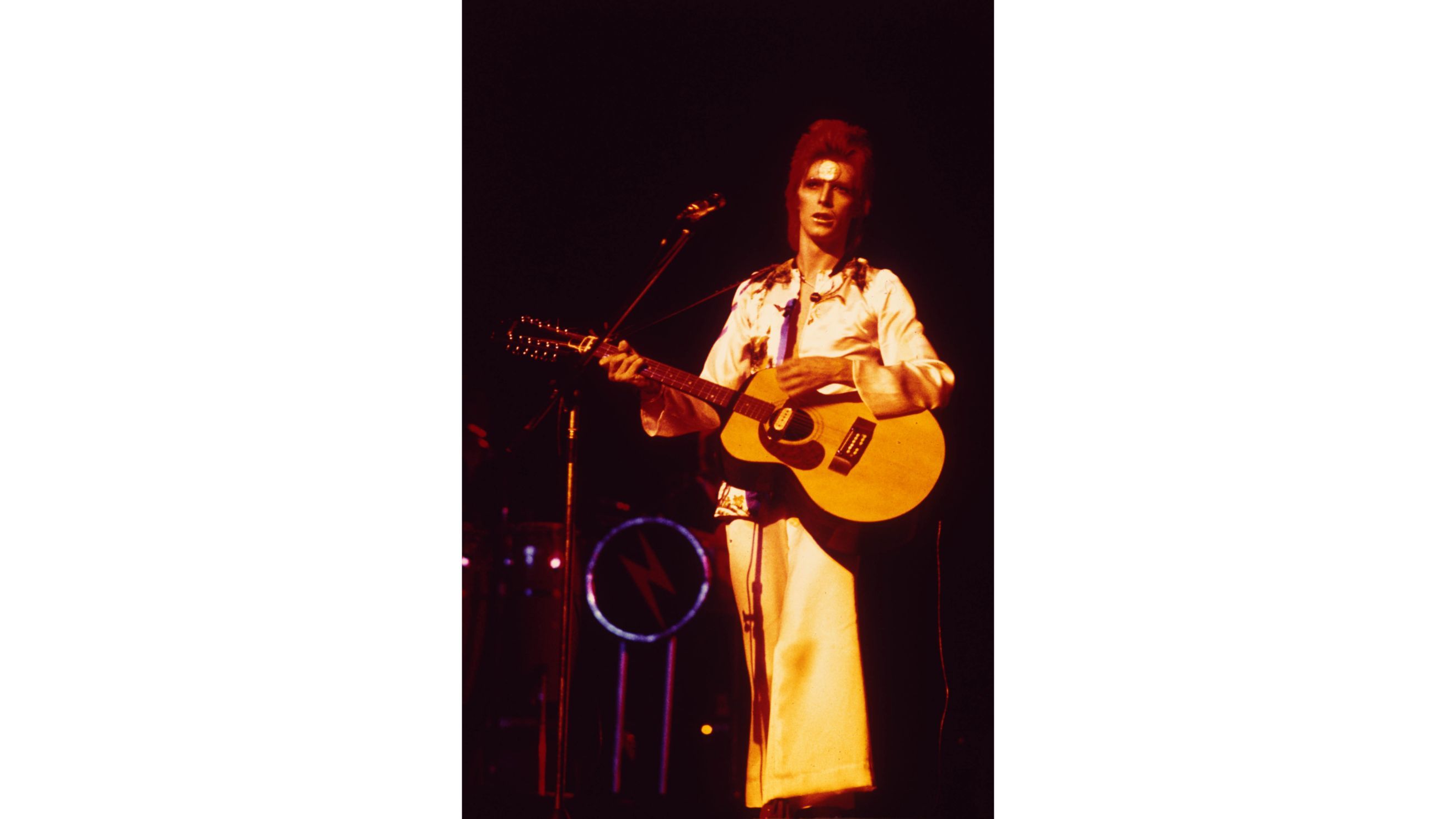 David Bowie si esibisce negli anni Settanta - Credits Agf