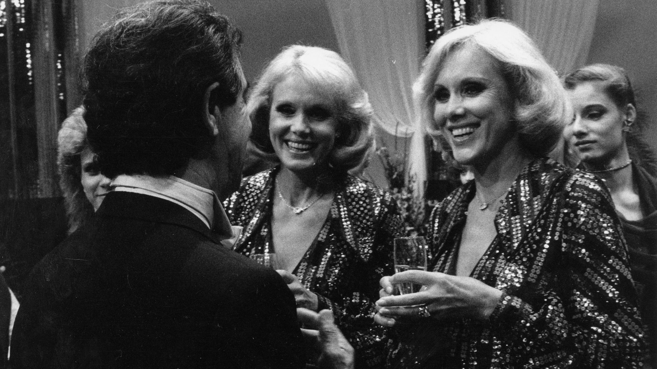 Alice ed Ellen Kessler al programma televisivo Vivat Vico per il 65º compleanno di Vico Torriani nel centro ORF di Küniglberg. 5 settembre 1985 - Credits: Getty Images