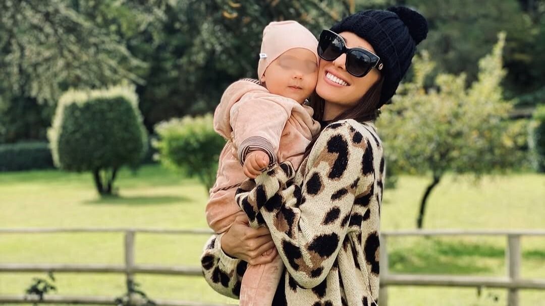 Clarissa Marchese con la figlia Arya