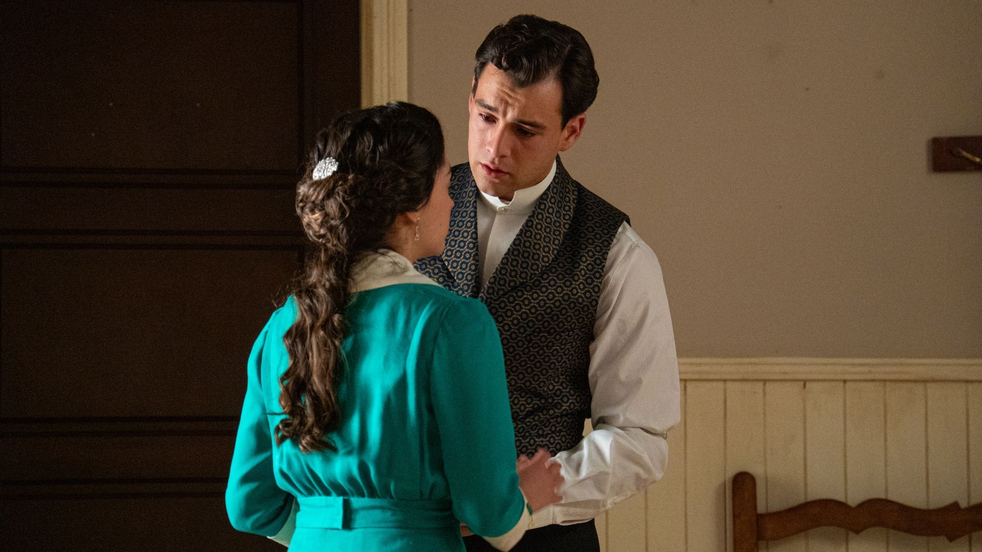 Xavi Lock (Curro), Marta Costa (Angela) in una scena di La Promessa
