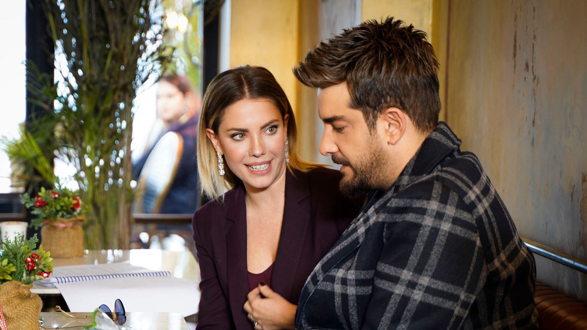 Enis Arikan (Self) e Eda Ece (Yildiz Argun) in una scena di Forbidden Fruit 3