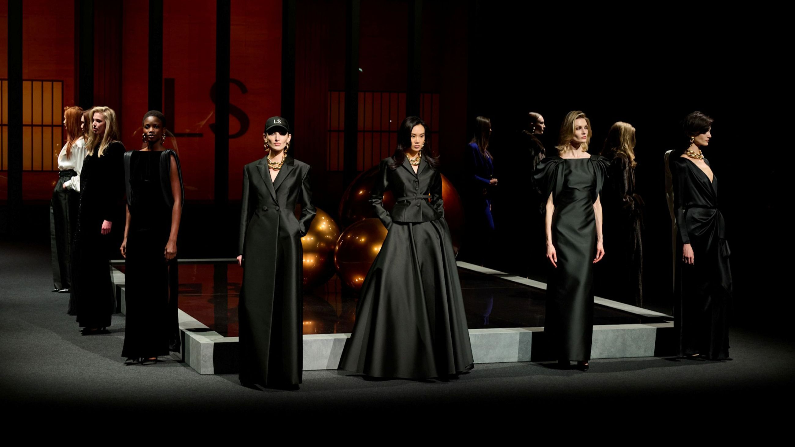 Le modelle, una di fianco all’altra, con indosso le creazioni della collezione FW2627 di Luisa Spagnoli portano la mente al profilo dello skyline di New York - Credits: Launchmetrics.com/Spotlight