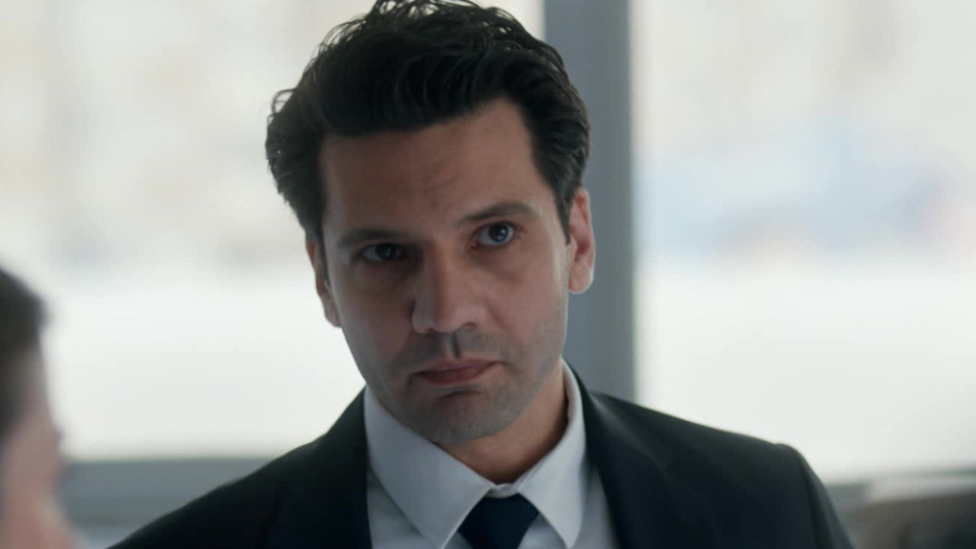 Ilgaz in una scena di Segreti di famiglia 3