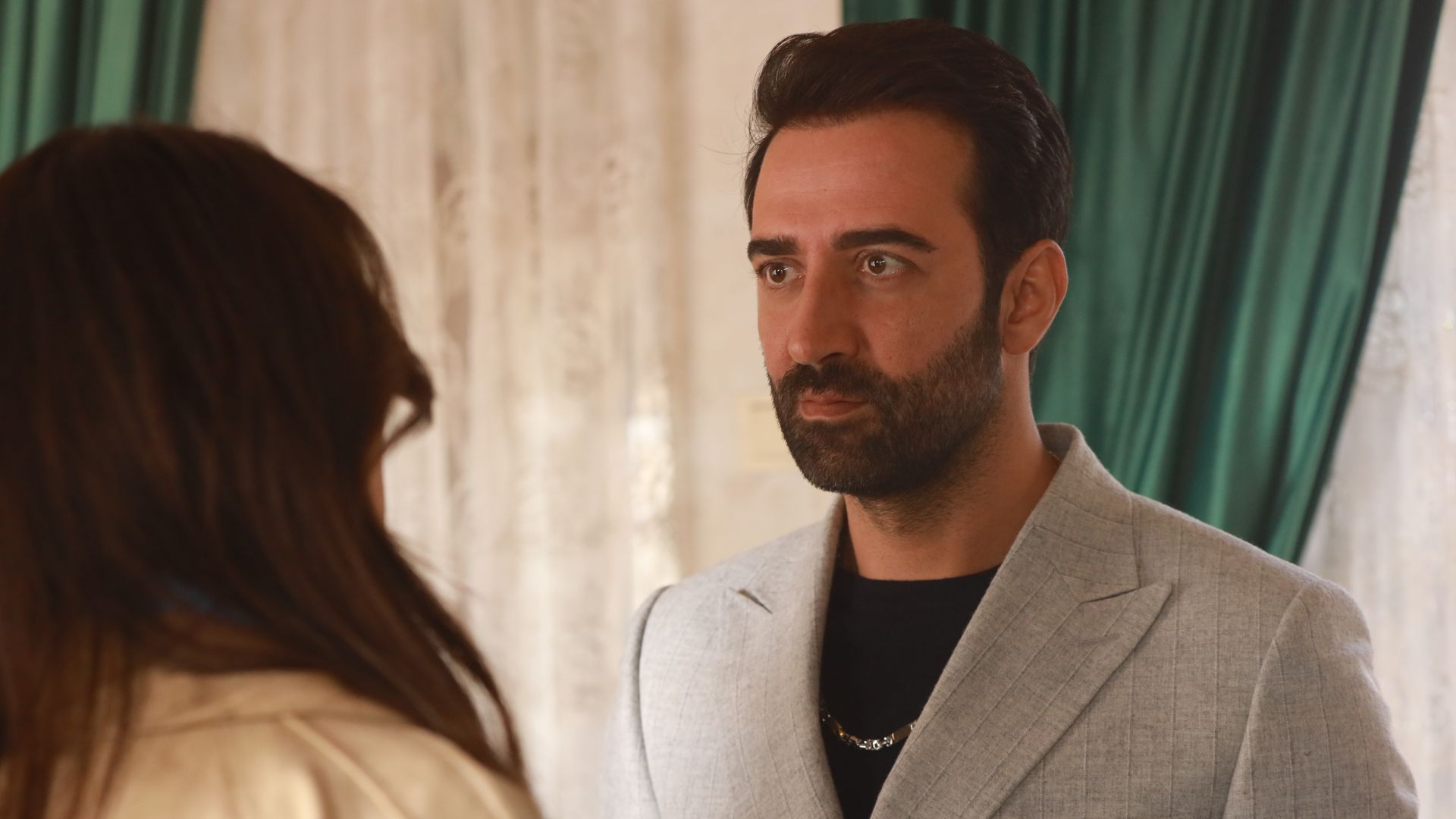 Ferit Kaya (Demir) in una scena di Far away