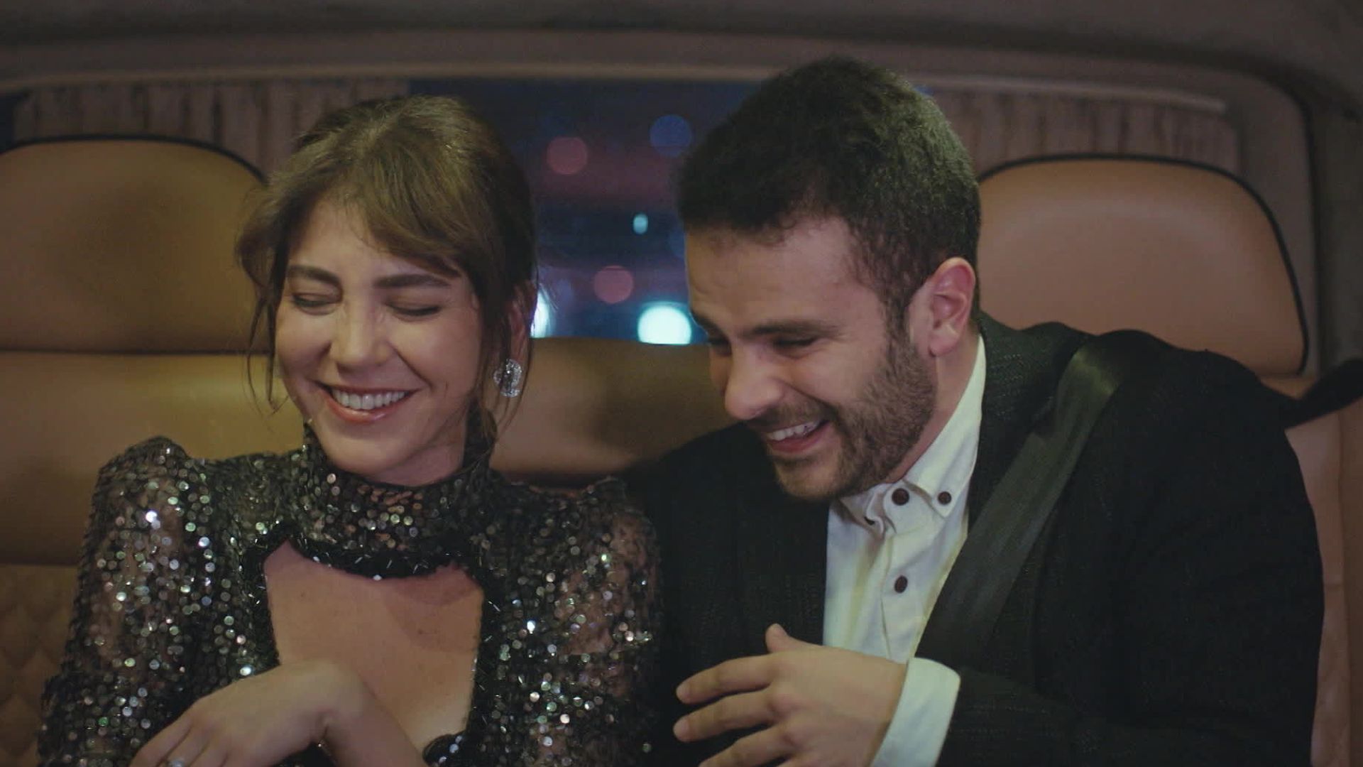 Ceyda e Raif in una scena de La forza di una donna 3