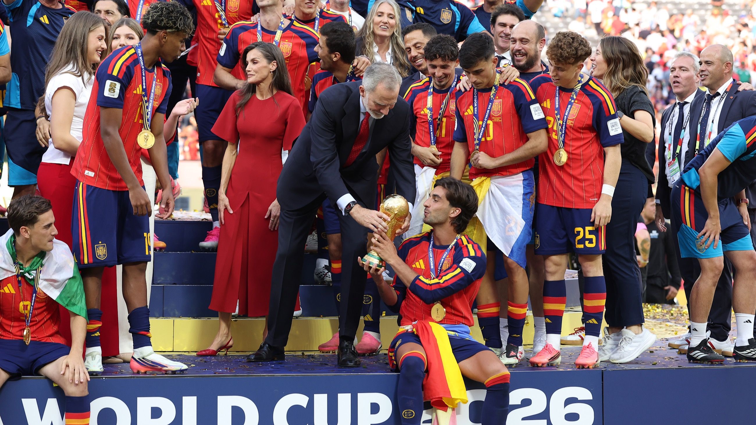  Il re Felipe VI di Spagna consegna il Trofeo della Coppa del Mondo FIFA a Ferran Torres della Spagna dopo la finale della Coppa del Mondo FIFA 2026 tra Spagna e Argentina, disputata al New York New Jersey Stadium il 19 luglio 2026 a East Rutherford, nel New Jersey - Credits: Getty Images