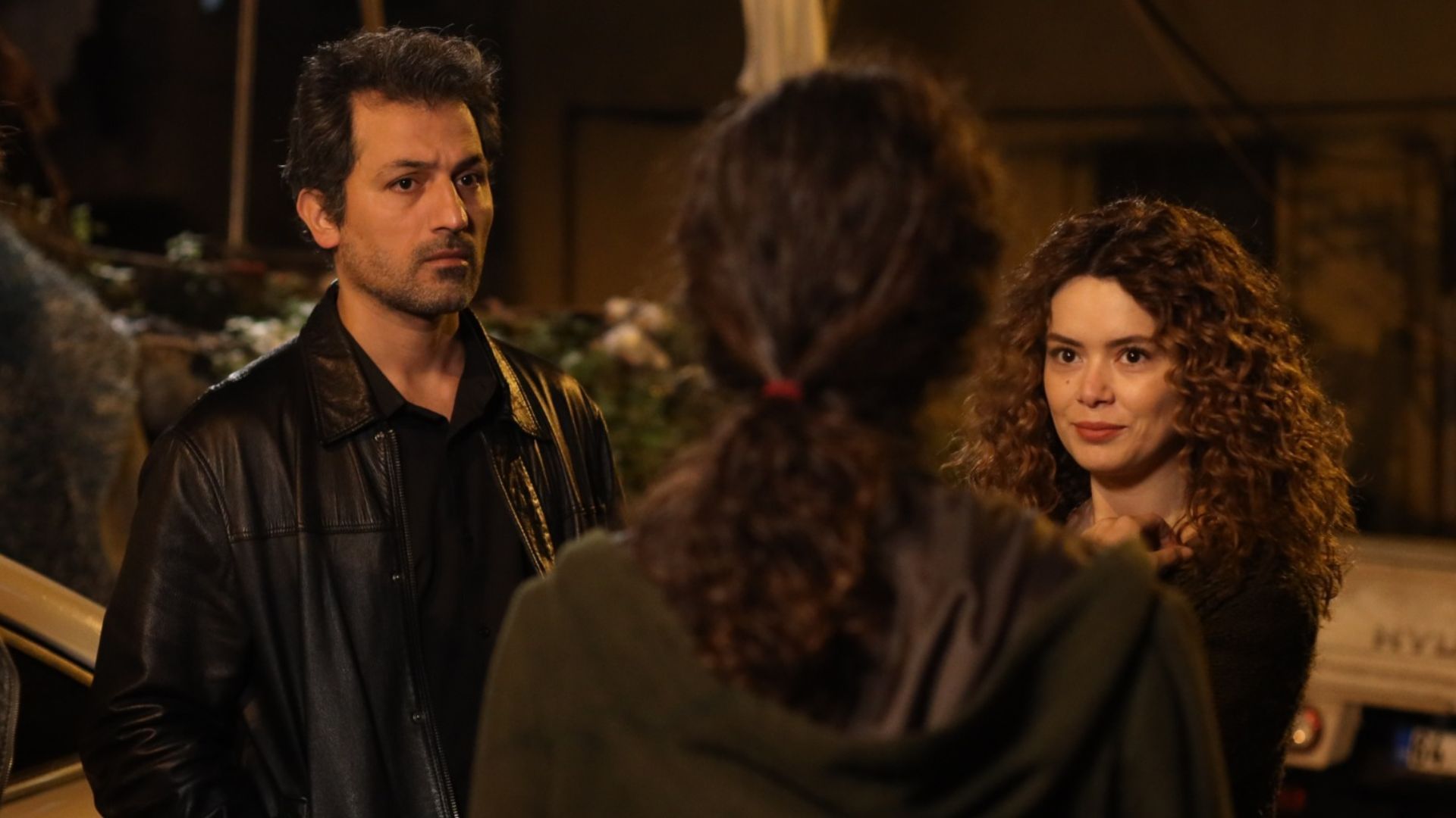 Feyyaz Duman (Arif), Seray Kaya (Sirin) e Ozge Ozpirincci (Bahar) in una scena de La forza di una donna 3