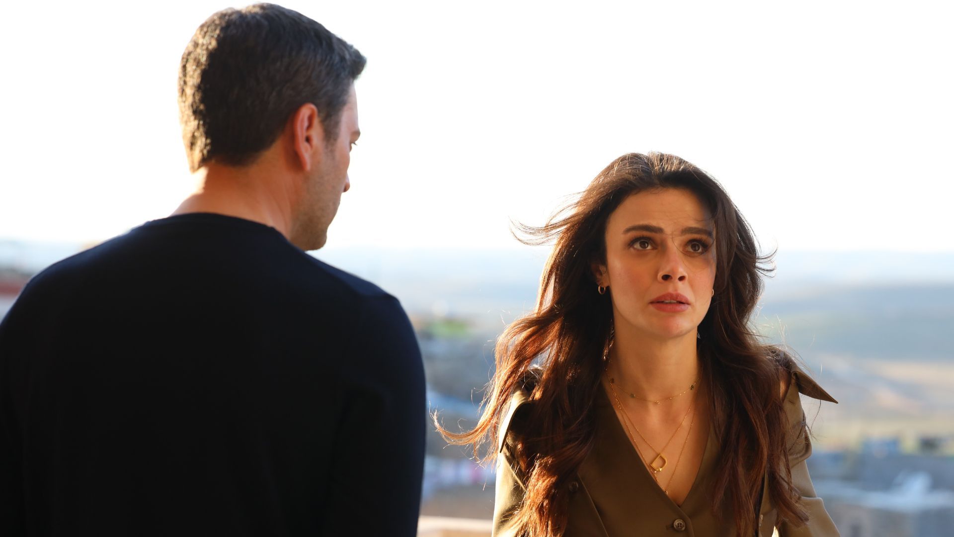 Sinem Unsal (Alya) in una scena di Far away