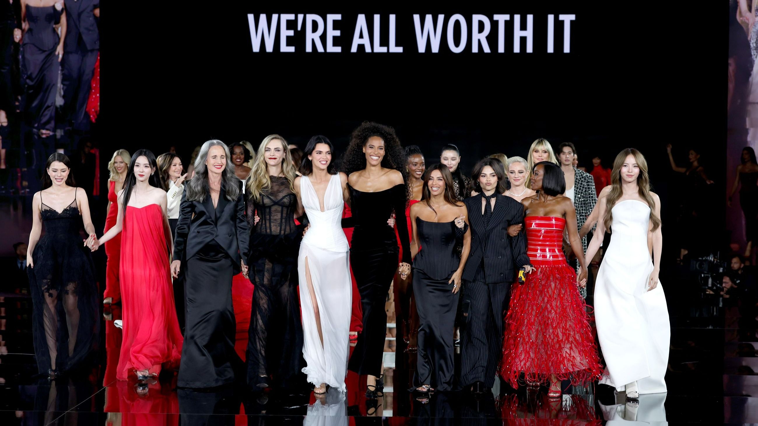 Rebecca Patricia Armstrong, Ye Zhou, Andie MacDowell, Cara Delevingne, Kendall Jenner, Cindy Bruna, Eva Longoria, Ariana Greenblat, Aja Naomi King e Nycha Philippine Leroy-Beaulieu sfilano in passerella durante “Le Défilé. Liberté, Egalité, Sororité "You're Worth It” di L'Oréal Paris il 29 settembre 2025 - Credits: Getty Images