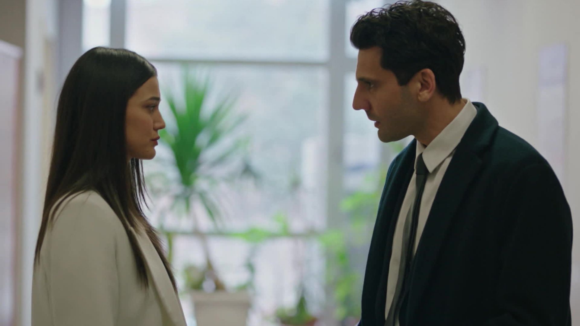 Pinar Deniz (Ceylin) e Kaan Urgancioglu (Ilgaz) in una scena di Segreti di famiglia 2