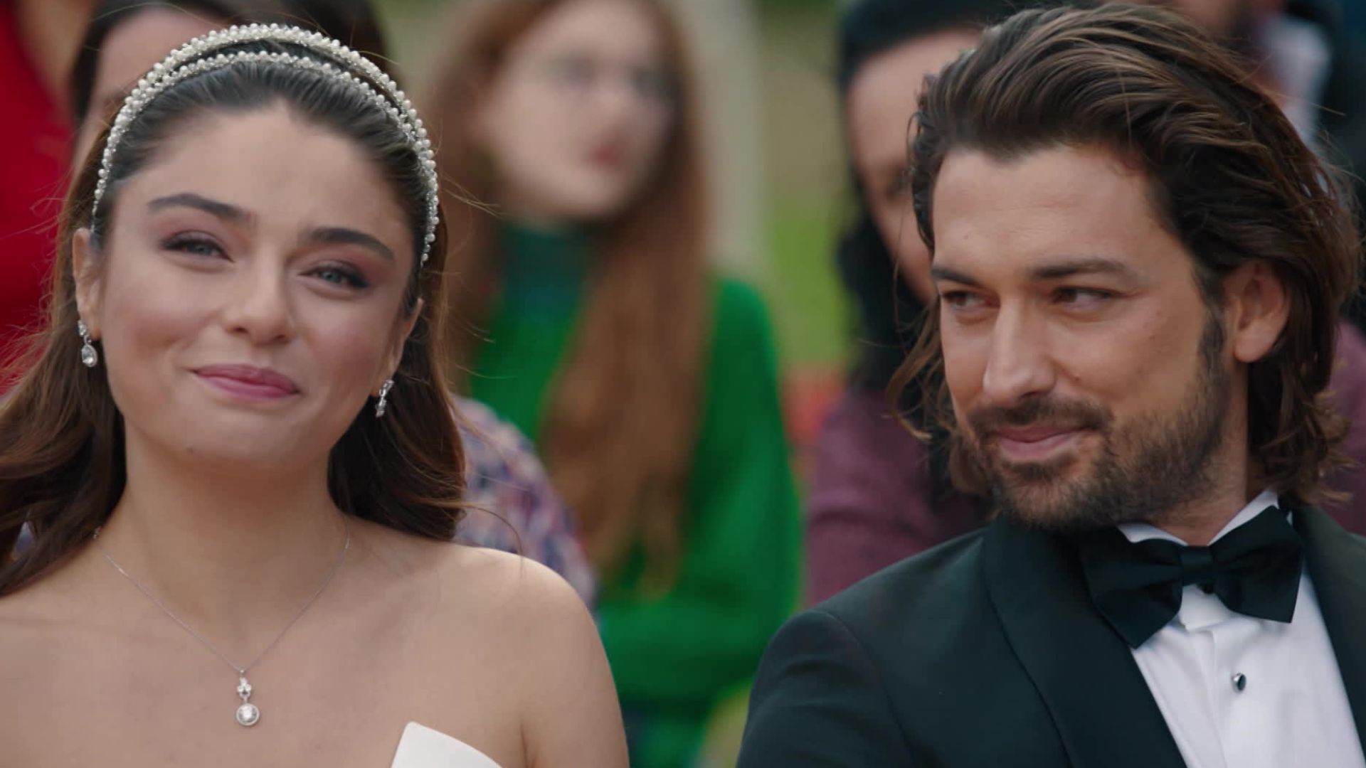 Ayca Aysin Turan (Haziran) e Alp Navruz (Poyraz) nella scena finale di Be My Sunshine