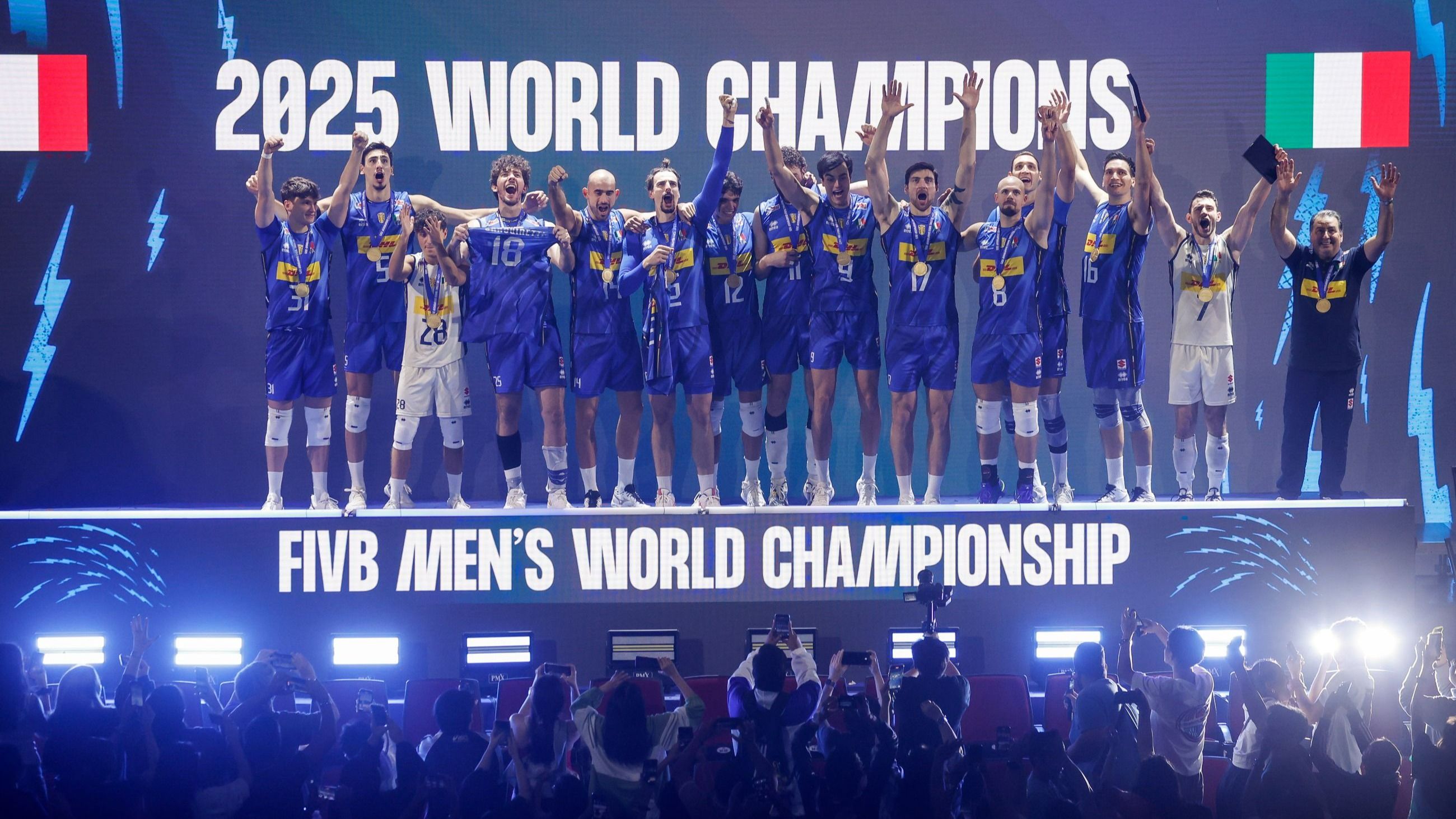 La squadra italiana festeggia dopo aver sconfitto la Bulgaria nella finale del Campionato Mondiale di Pallavolo Maschile 2025 nelle Filippine, durante la partita tra Bulgaria e Italia alla SM Mall of Asia Arena il 28 settembre 2025 a Pasay, Luzon, Filippine - Credits: Getty Images 