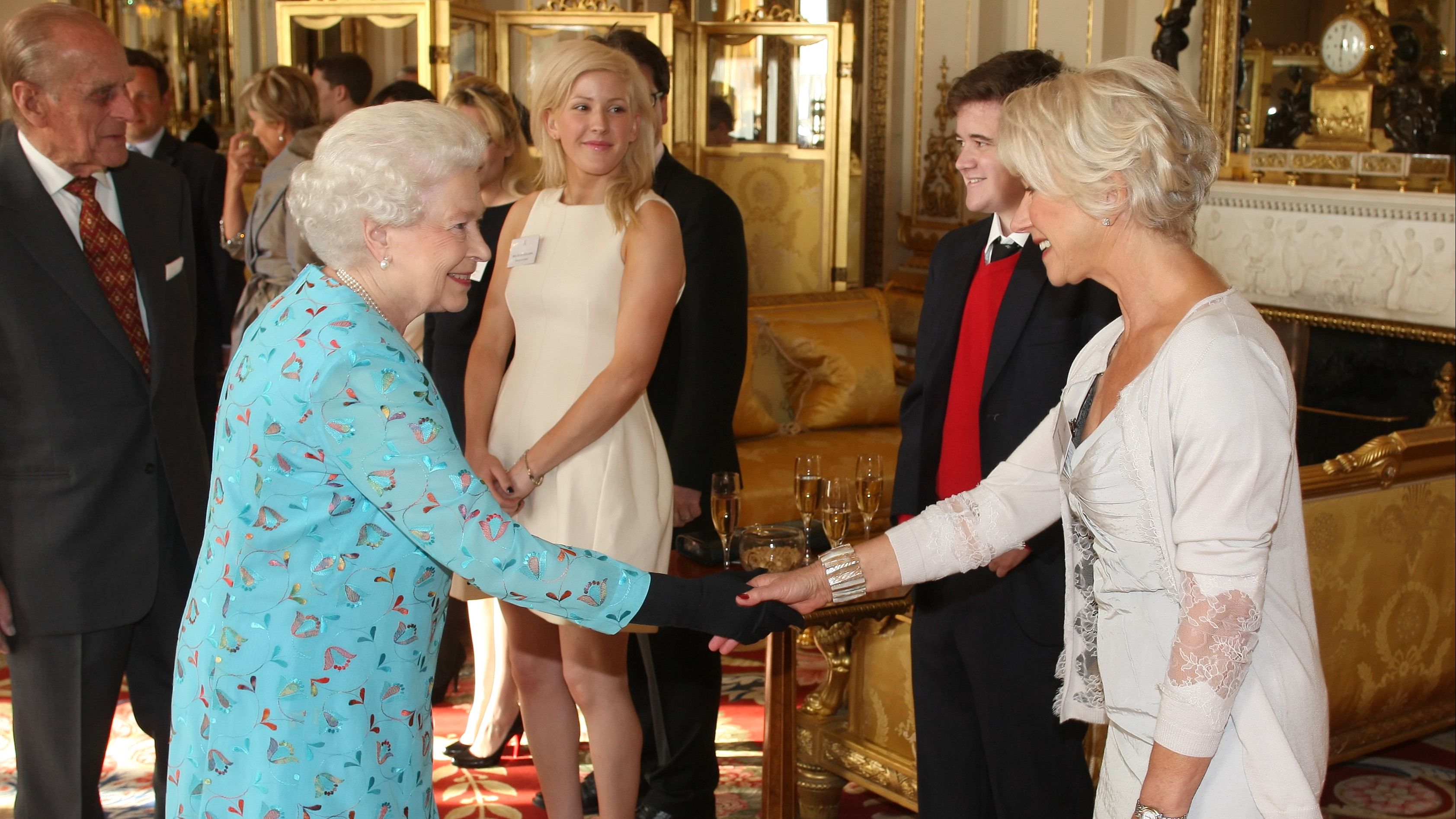 La regina Elizabeth II incontra Helen Mirren (a destra) durante un ricevimento dedicato alle arti performative presso Buckingham Palace il 9 maggio 2011 a Londra - Credits: Getty Images