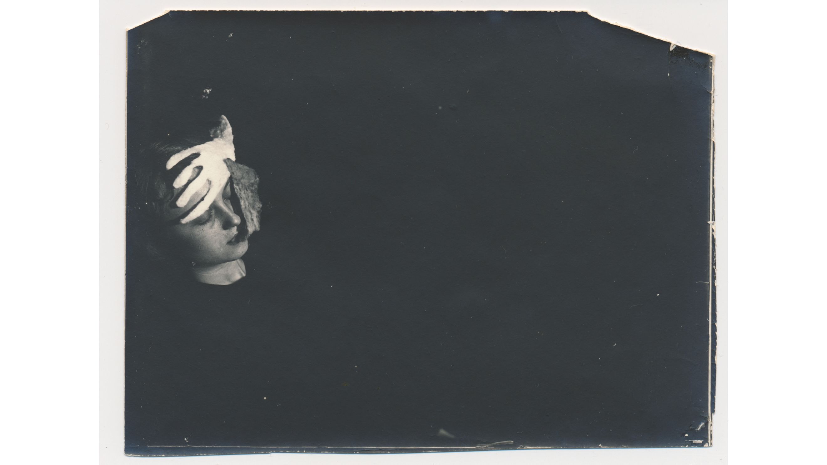 Stanisława PopielskaSéance photo, 1913 Silver gelatine photo9 x 14 cmElmar R. Gruber Collection of Mediumistic Art - Courtesy Press Office