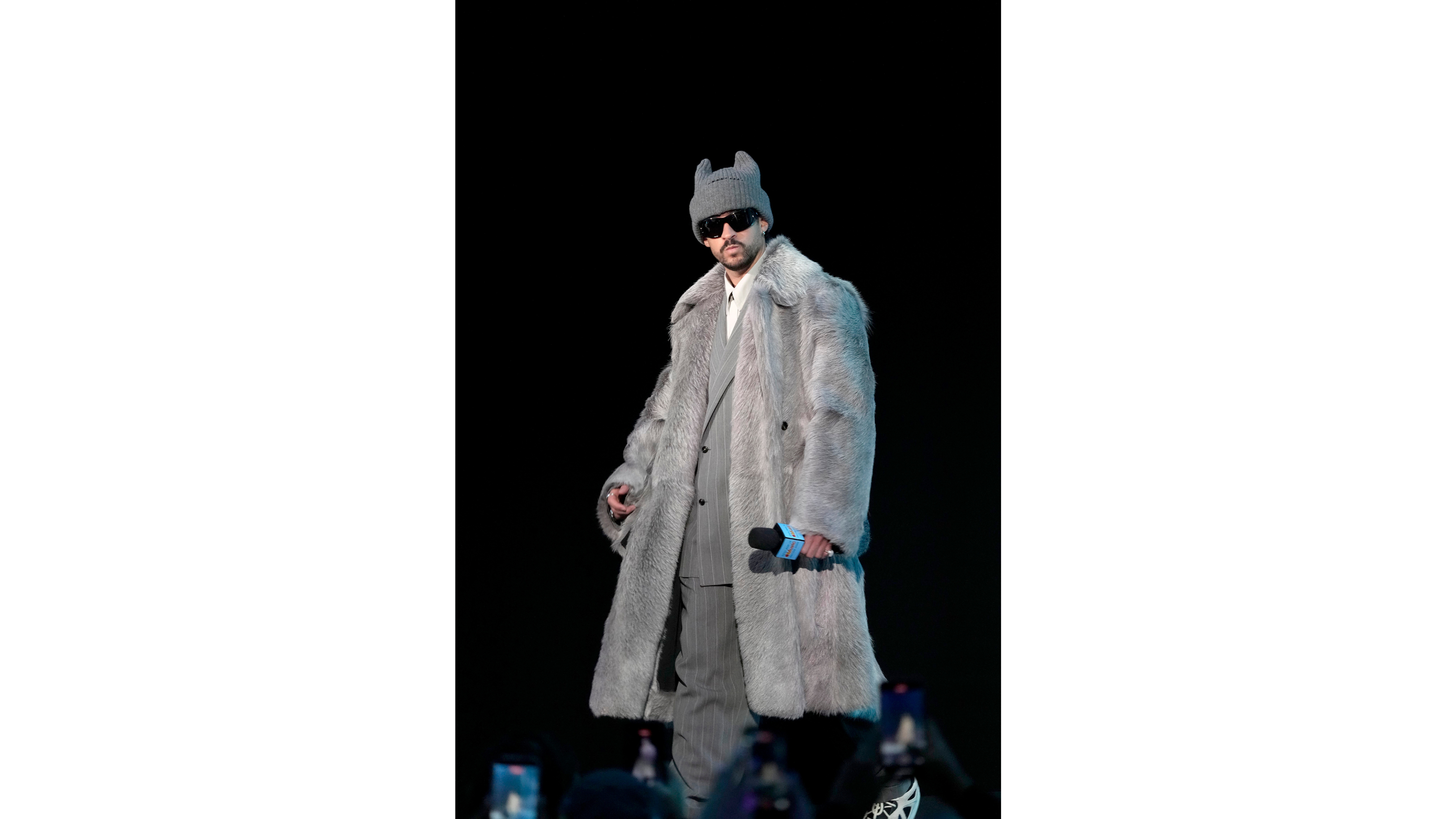 Bad Bunny in Bottega Veneta alla conferenza stampa della vigilia del Super Bowl. (Crediti: Ufficio Stampa) 