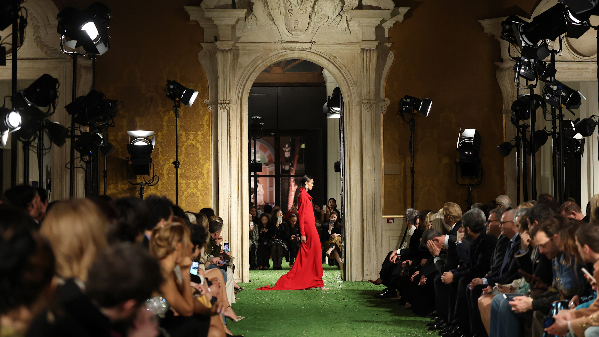 Le modelle sfilano sulla passerella della sfilata Valentino “Interferenze” Autunno/Inverno 2026 - Credits: Getty Images 