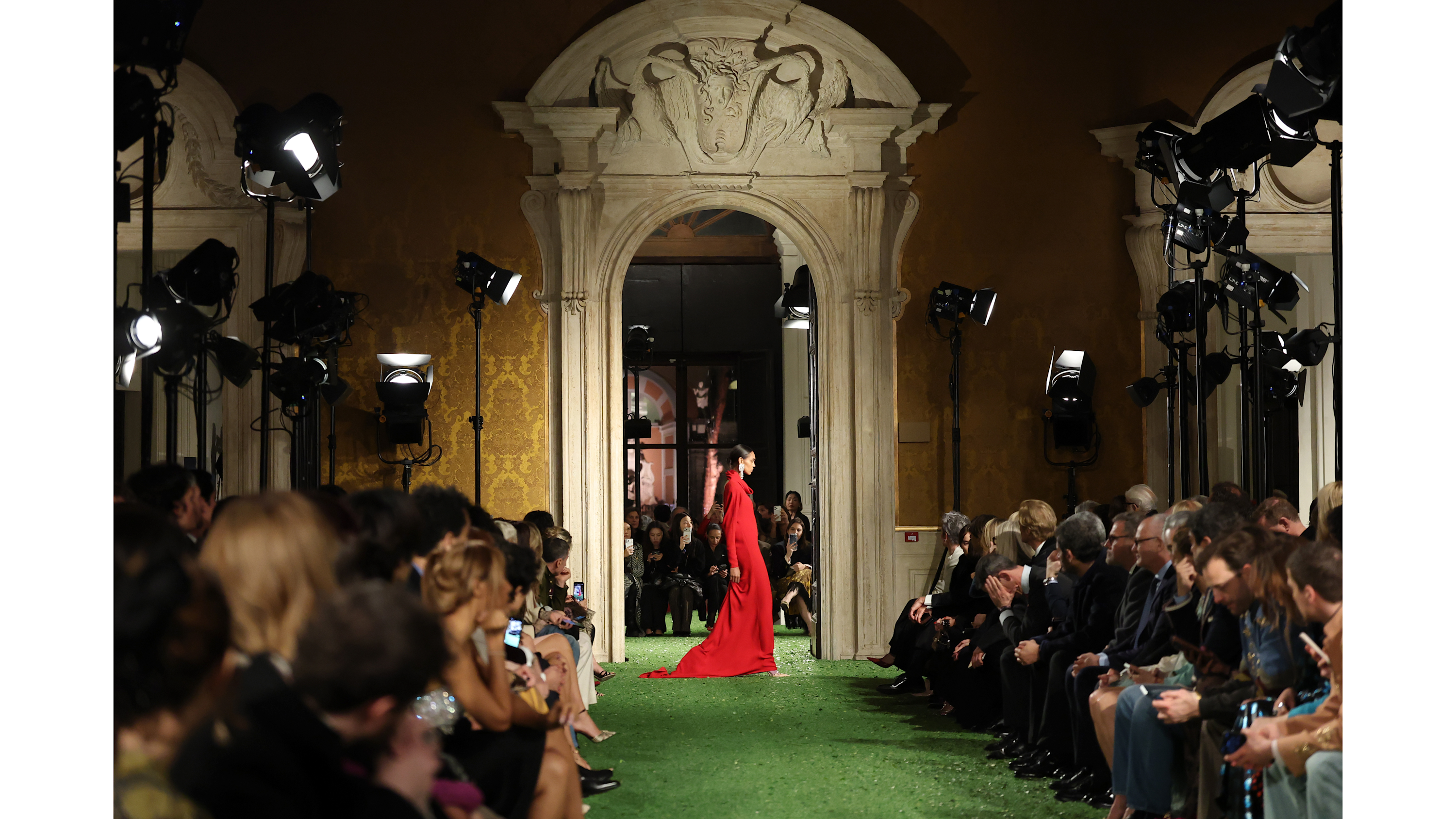 Le modelle sfilano sulla passerella della sfilata Valentino “Interferenze” Autunno/Inverno 2026 - Credits: Getty Images 
