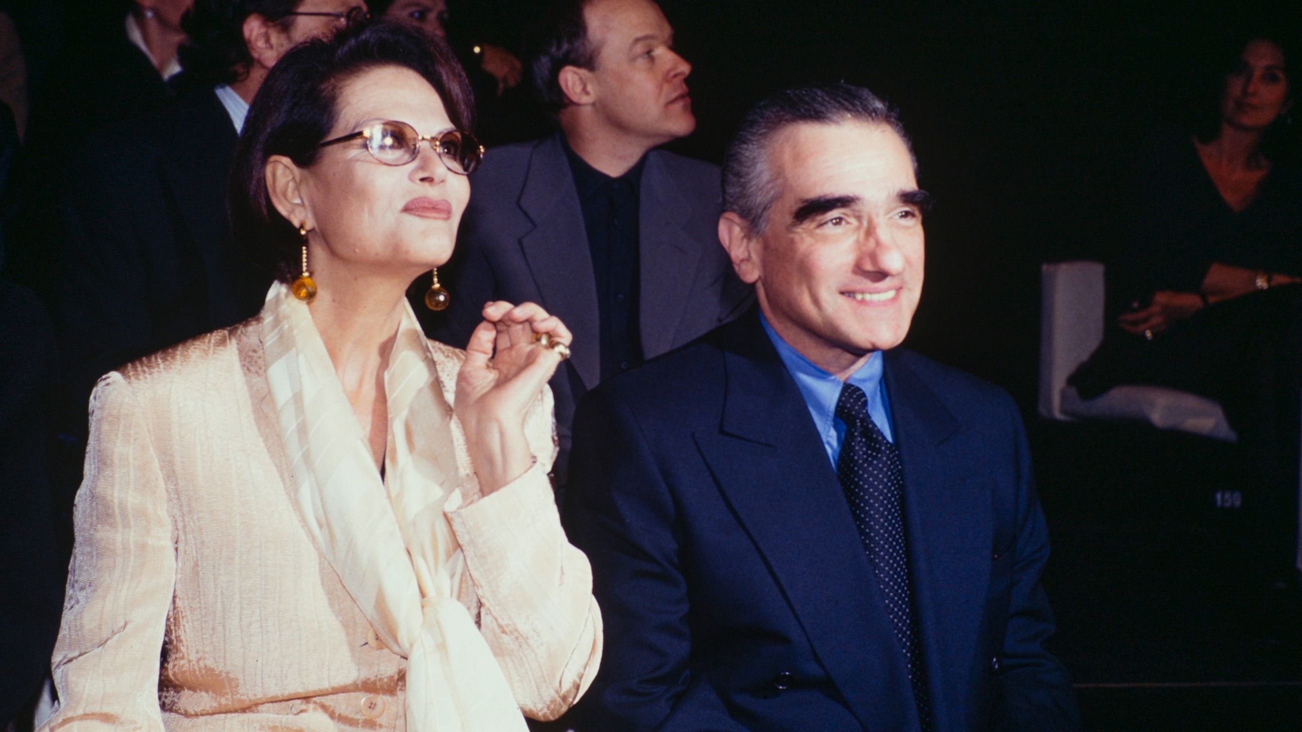 L'attrice italiana Claudia Cardinale e il regista americano Martin Scorsese in front row della sfilata di Moda Uomo di Giorgio Armani del 1996 Credits: Getty Images 