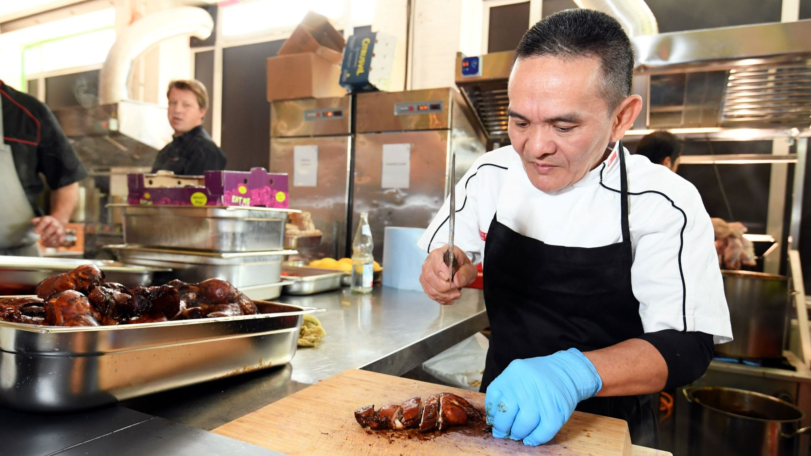 Lo chef stellato Michelin Chan Hon Meng (Hawker Chan) prepara il cibo - Credits: Getty Images 