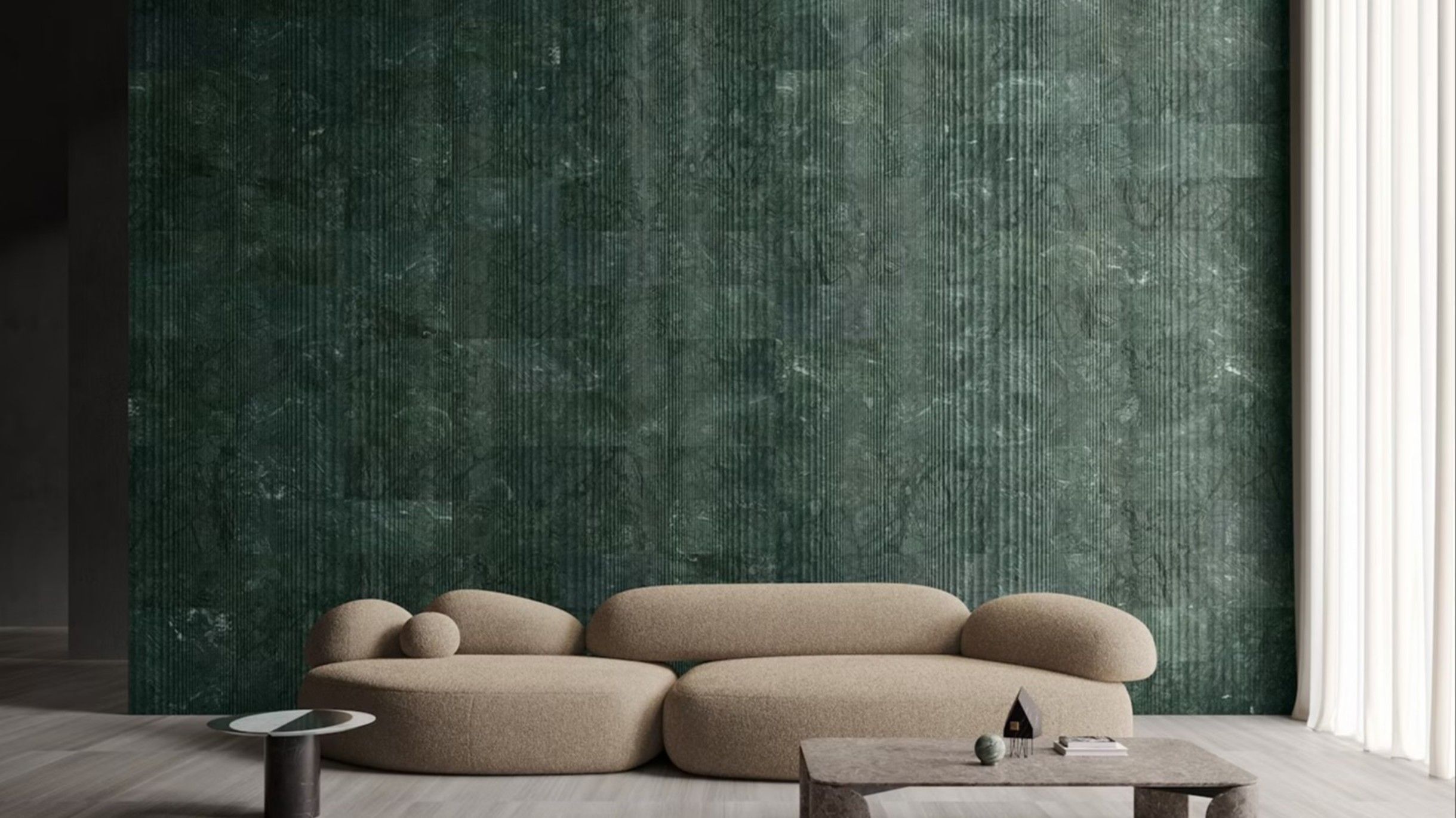 Nagi di Yabu Pushelberg per Salvatori con texture tridimensionale in pietra con leggere increspature ispirate al movimento dell’acqua. Courtesy Salvatori