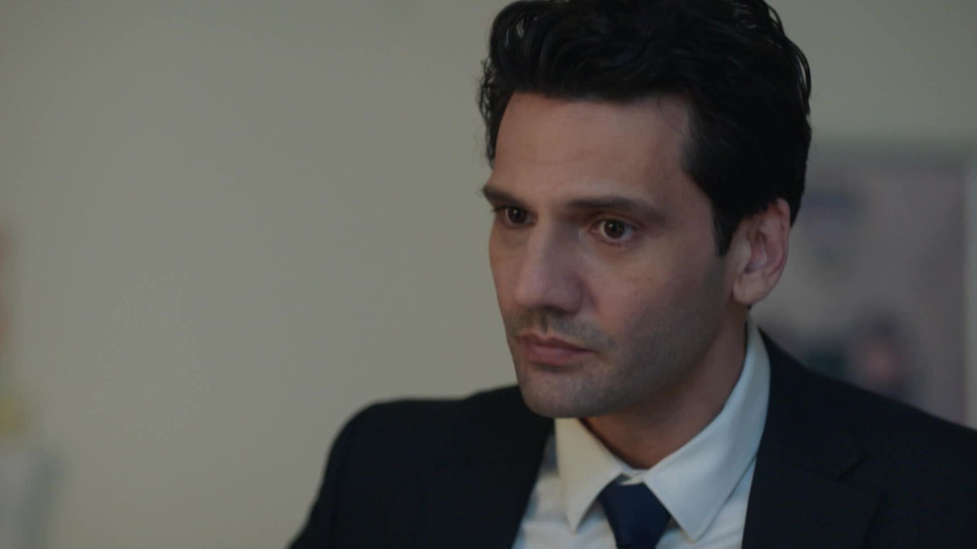 Kaan Urgancıoğlu (Ilgaz) in una scena di Segreti di famiglia