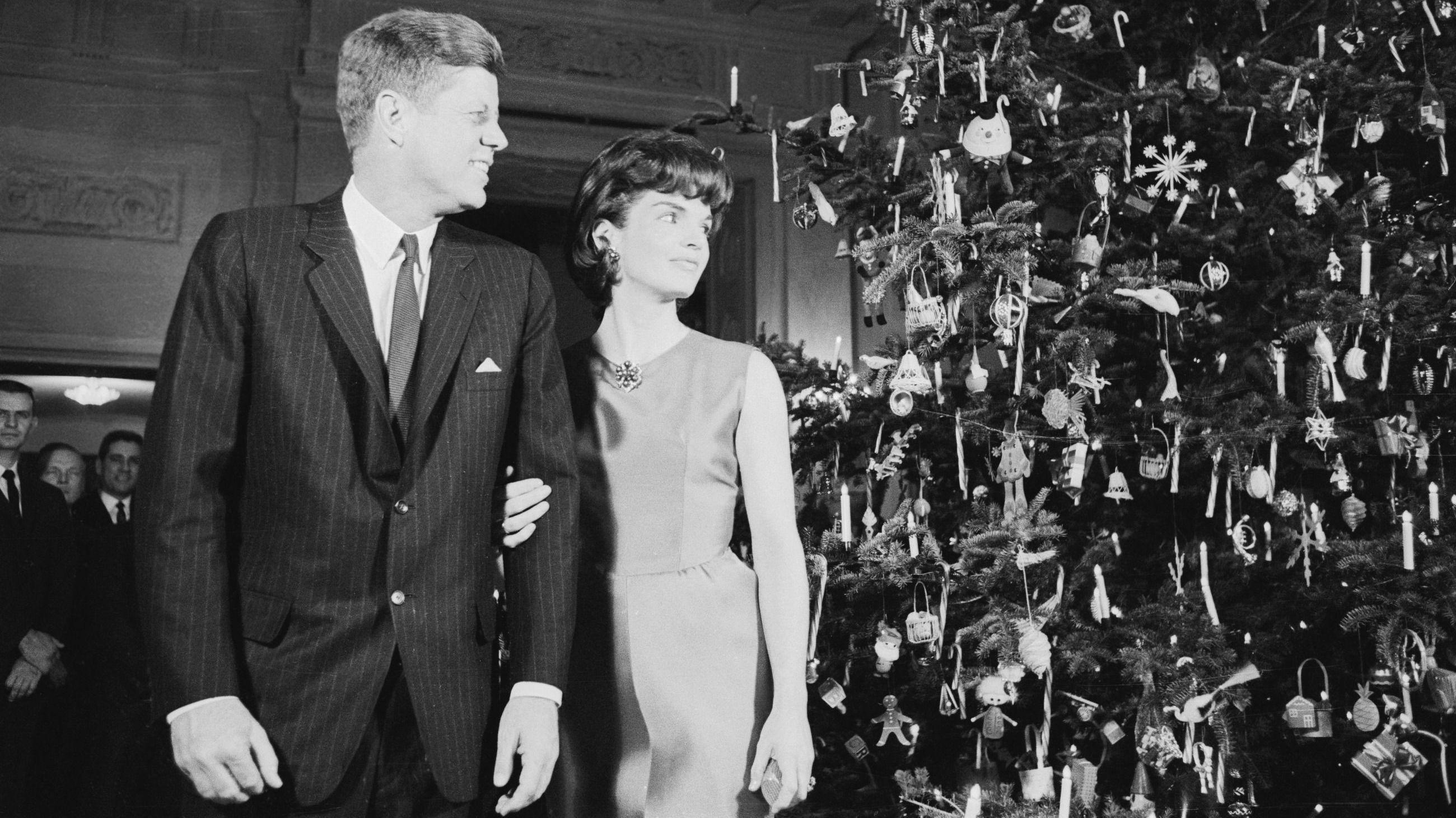 Il presidente Kennedy e la first lady ammirano l'albero di Natale della Casa Bianca nella hall principale - Credits Getty Images 