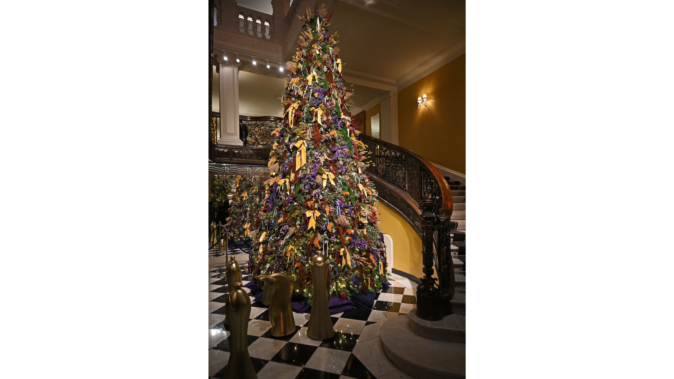 L’inaugurazione dell'albero di Natale 2025 di Burberry e Daniel Lee presso l'hotel Claridge il 25 novembre 2025 - Credits Getty Images