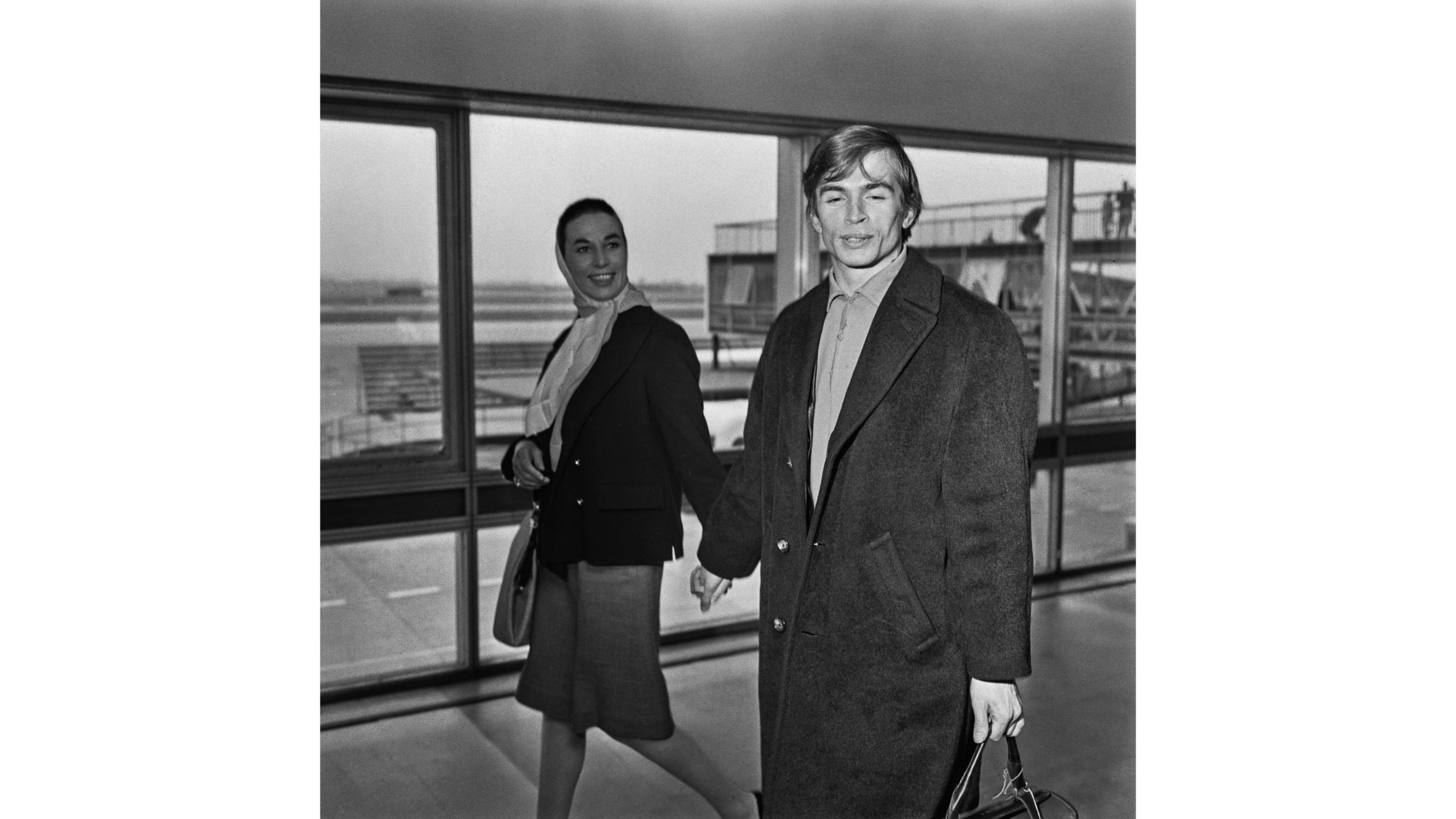 Il ballerino e coreografo di origine sovietica Rudolf Nureyev (1938 - 1993) con Miss Joan Thring, la sua manager, Regno Unito, 18 maggio 1964 - Credits: Getty Images