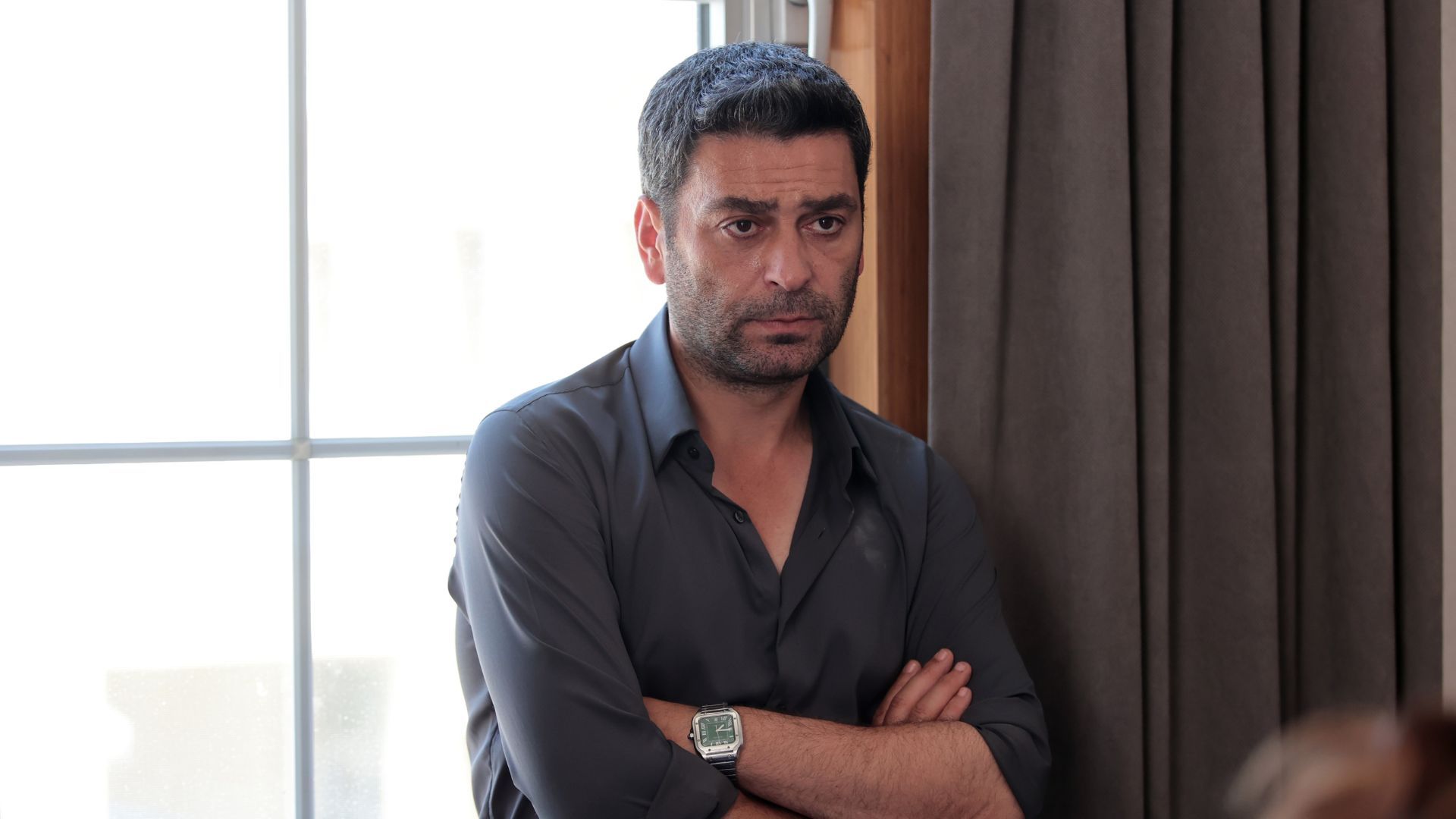 Ozan Akbaba (Cihan) in una scena di Far away