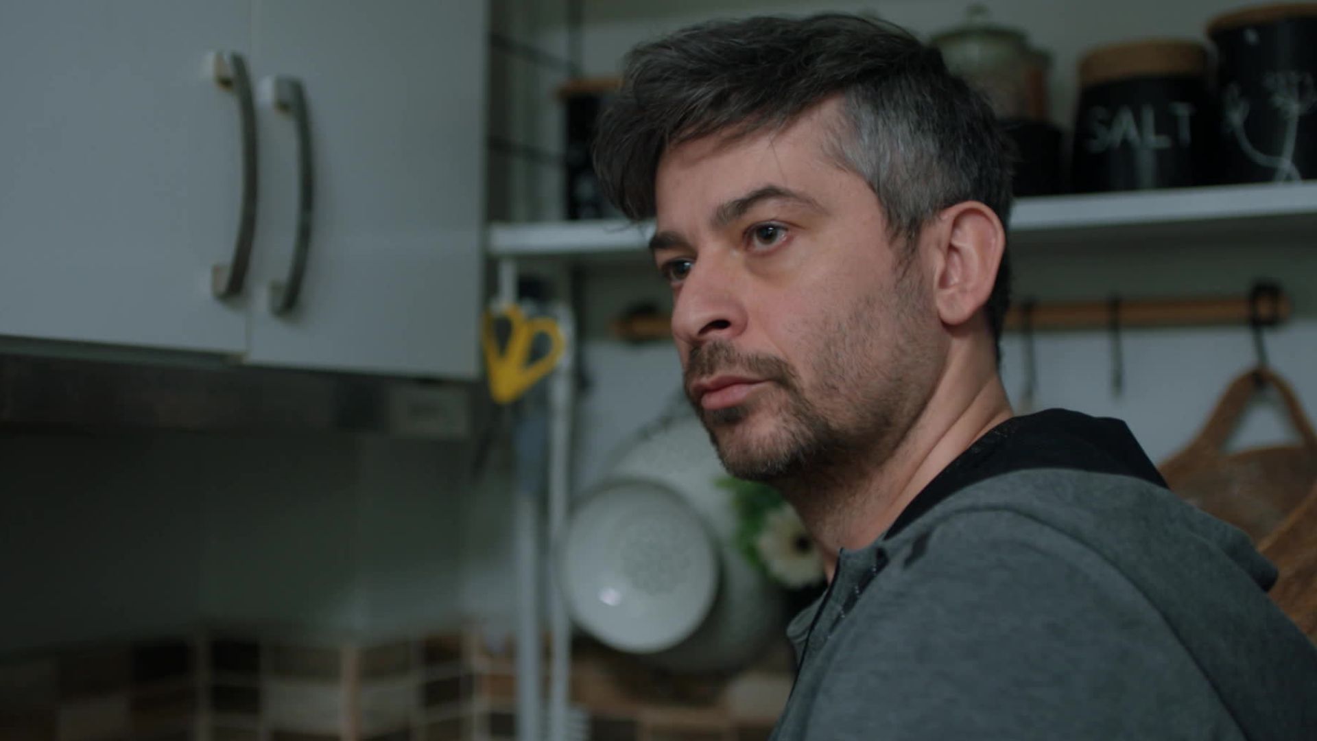 Osman in una scena di Segreti di famiglia 3