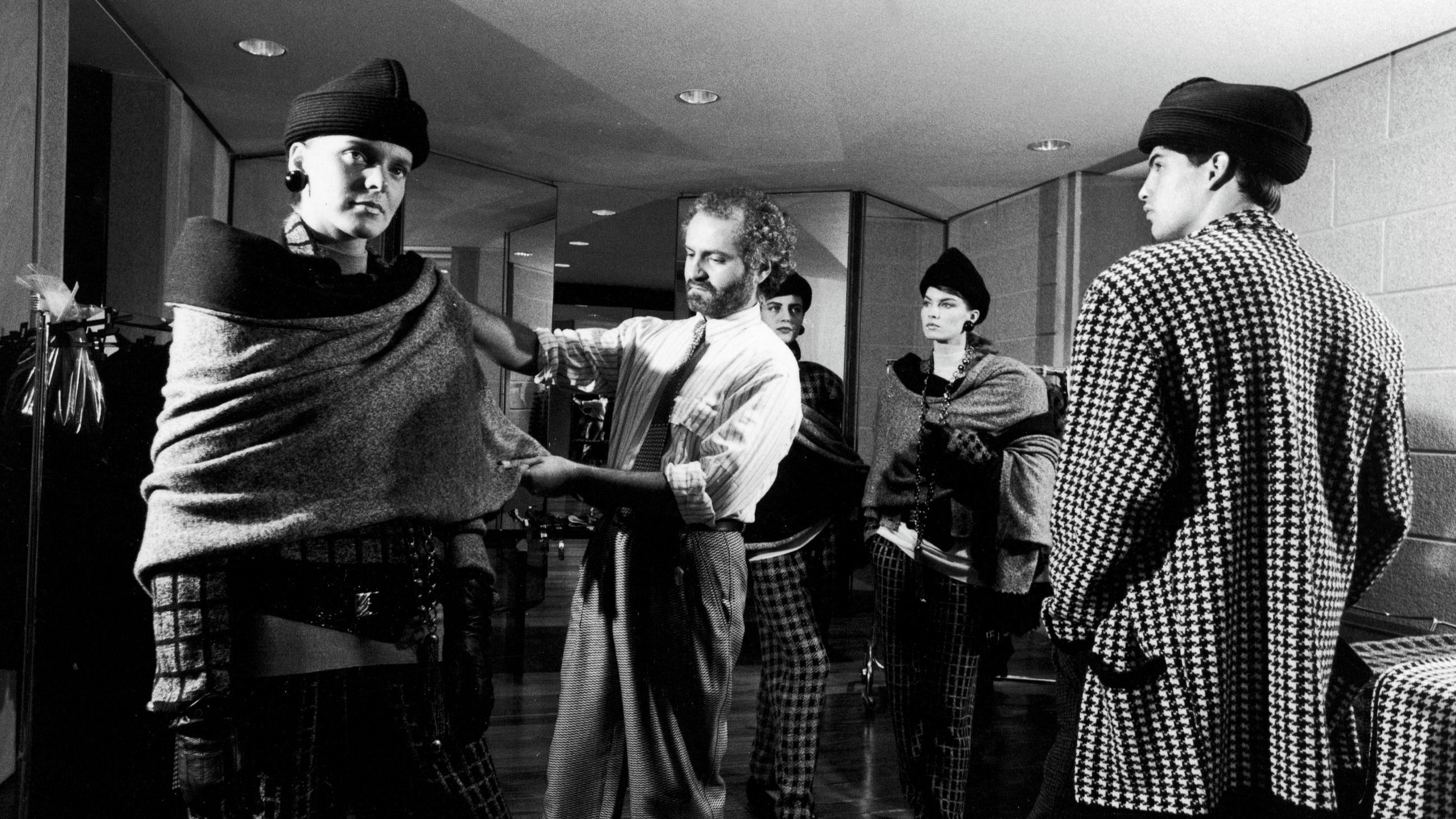 Gianni Versace veste una modella nel suo showroom nel 1986 - Credits: Getty Images