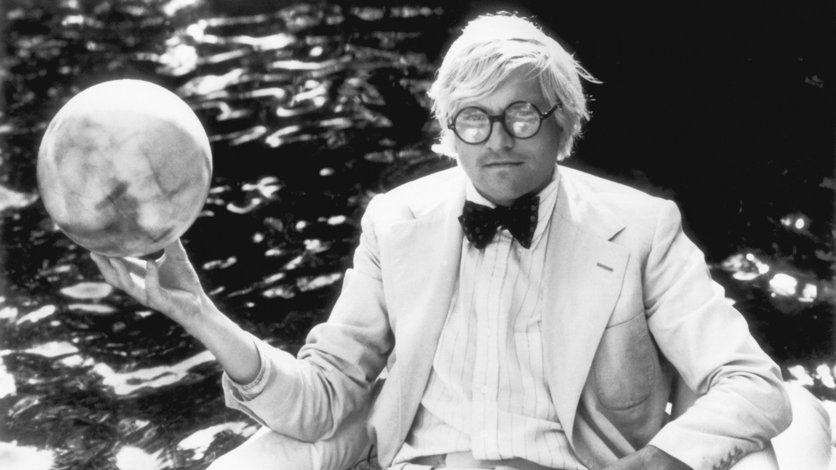 L’artista David Hockney in piscina 
Credit: Getty Images