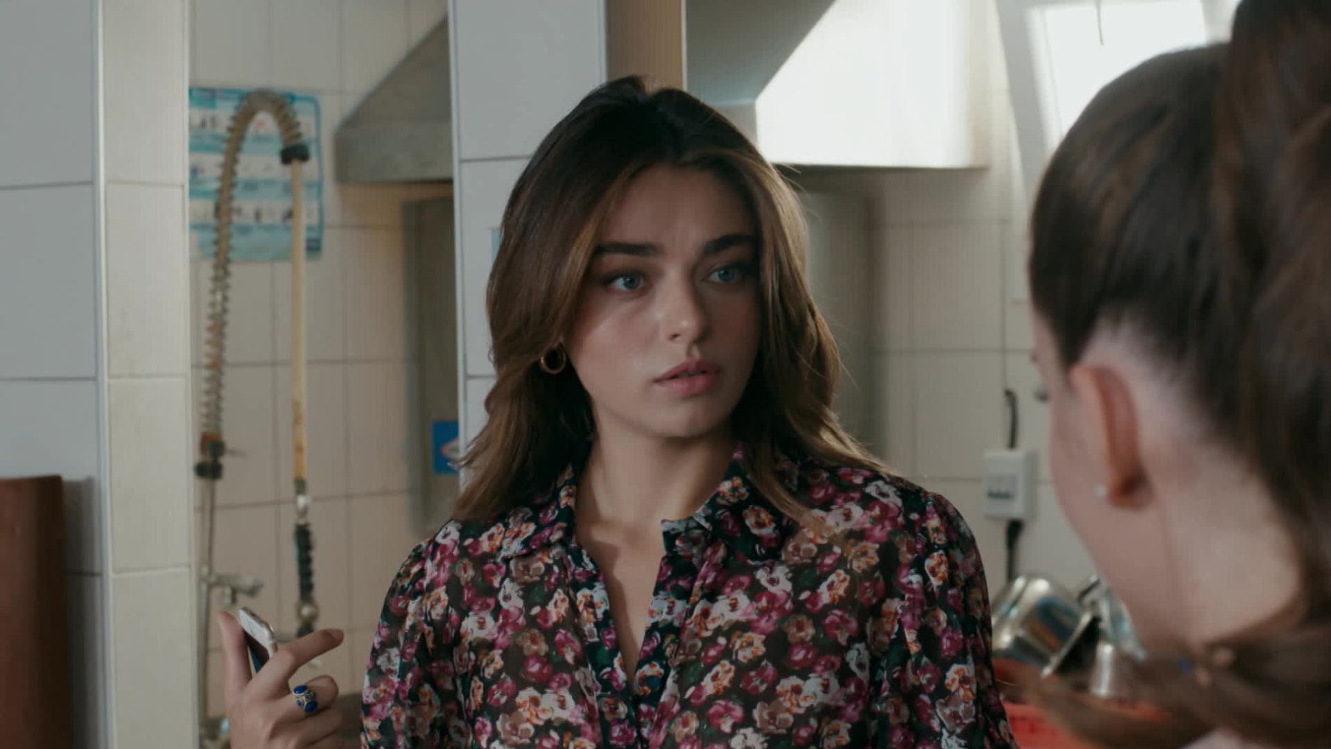 Ayca Aysin Turan (Haziran) in una scena di Be My Sunshine.